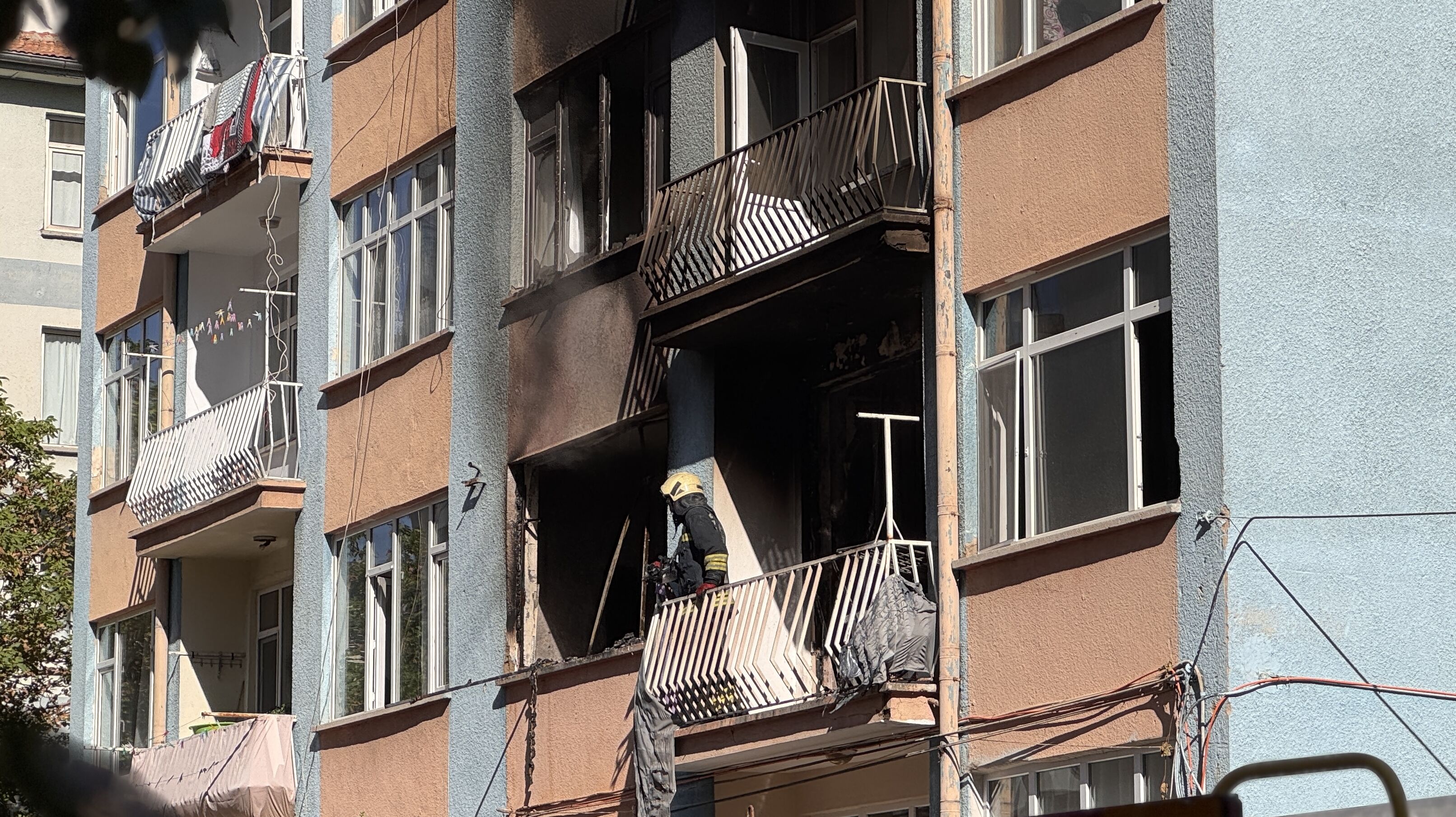 Konya'da apartmanda çıkan yangında 13 kişi dumandan etkilendi
