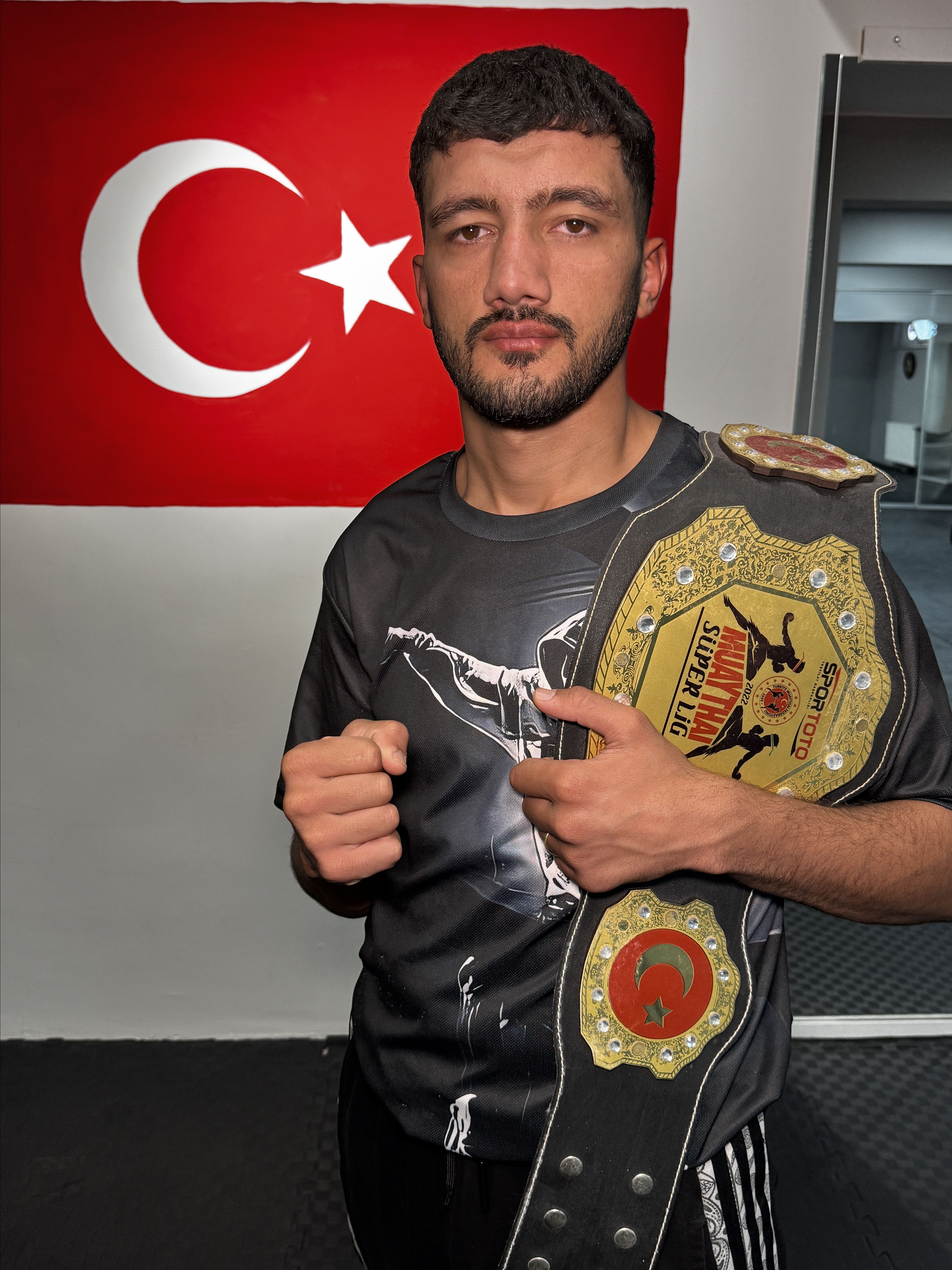 DÜZELTME - 'Muaythaide altın kemer sahibi Sercan Koç, yeniden Avrupa'nın zirvesine odaklandı' haberimizde sehven yer alan 'Serkan Koç' ifadeleri 'Sercan Koç' olarak düzeltilmiştir