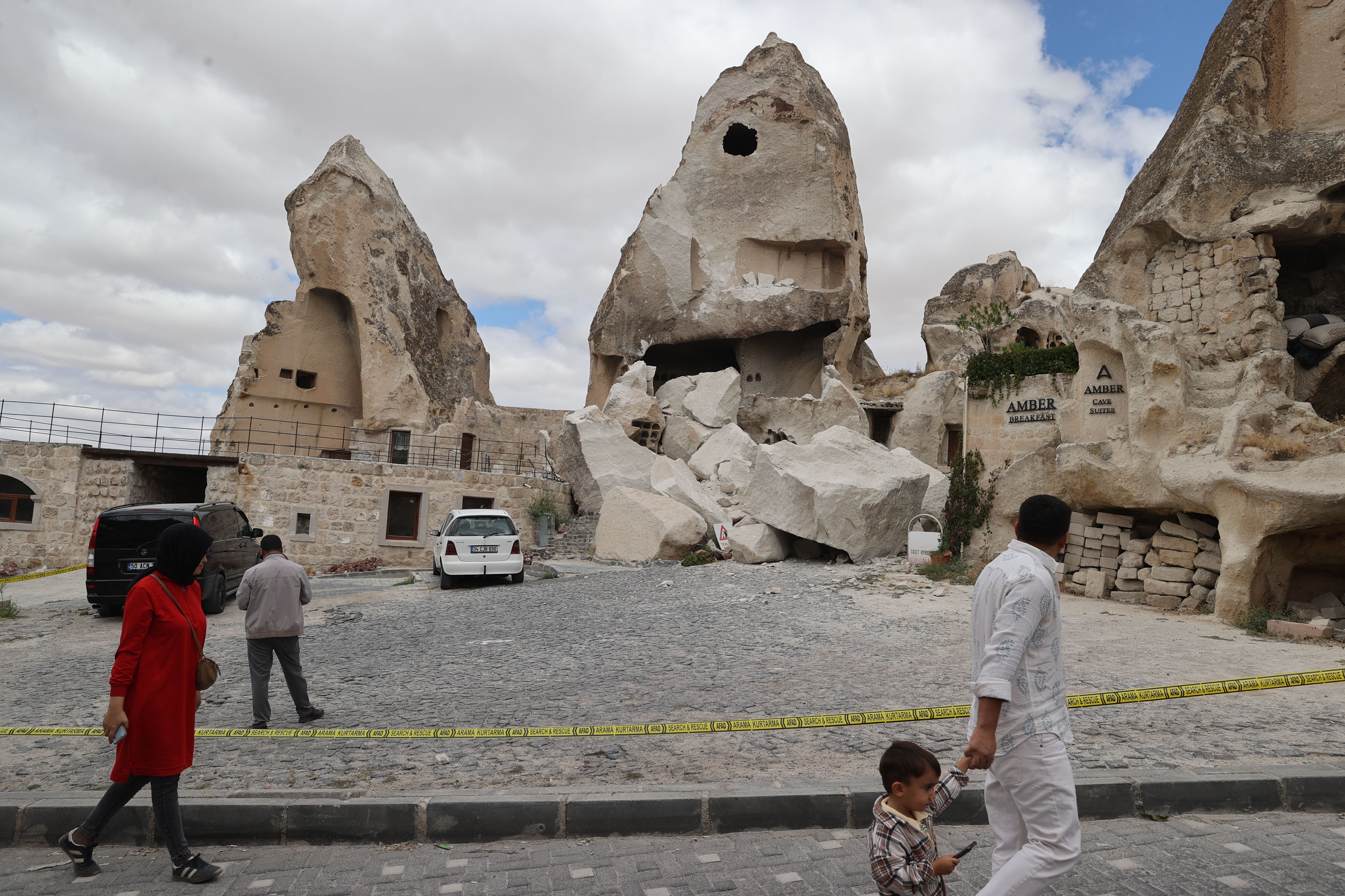 Nevşehir'de peribacasının bir bölümü çöktü