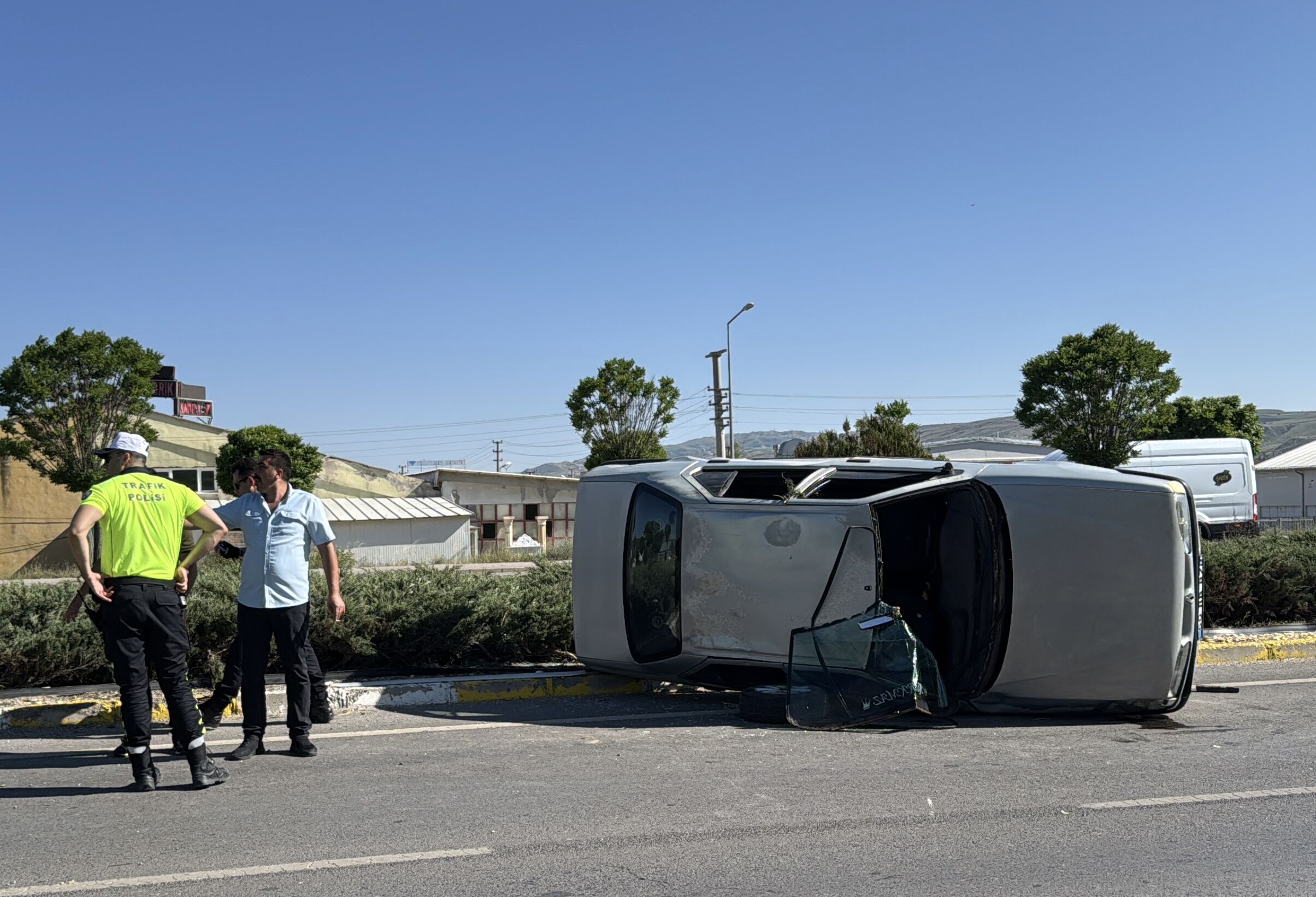 Sivas'ta devrilen otomobildeki 2 kişi yaralandı