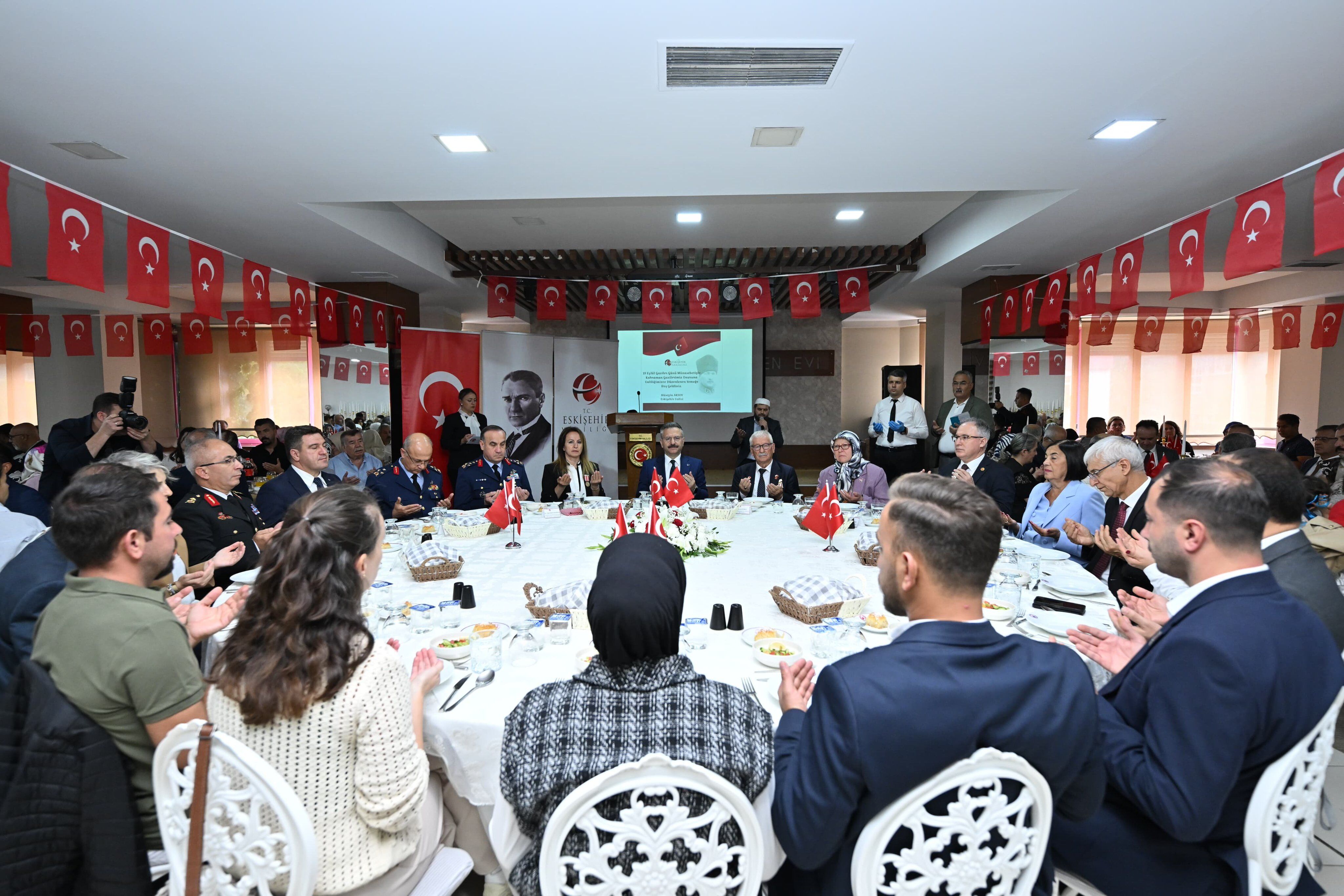 Eskişehir Valisi Aksoy gazilerle bir araya geldi