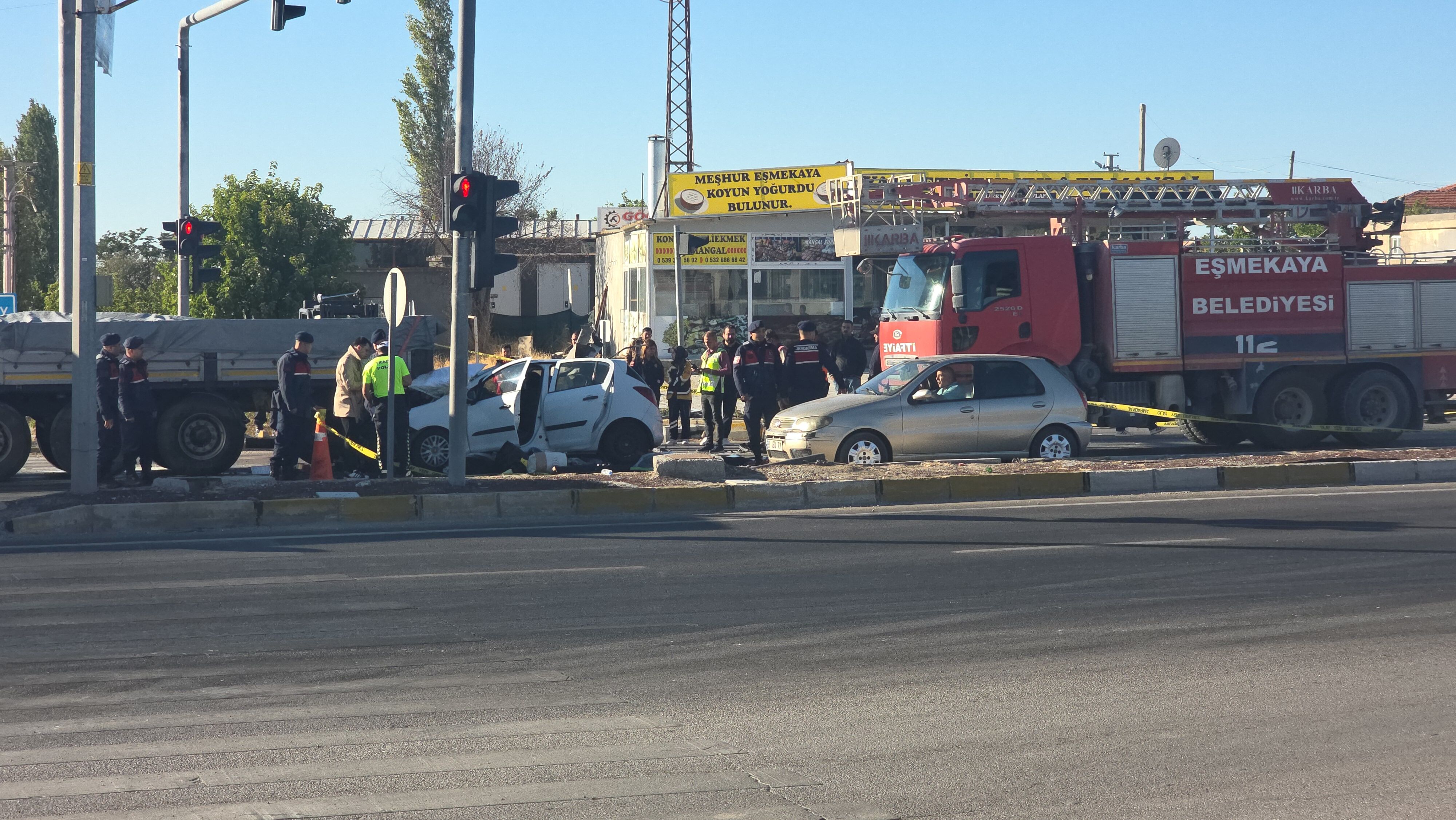 Aksaray'da tıra çarpan otomobildeki anne öldü, oğlu yaralandı