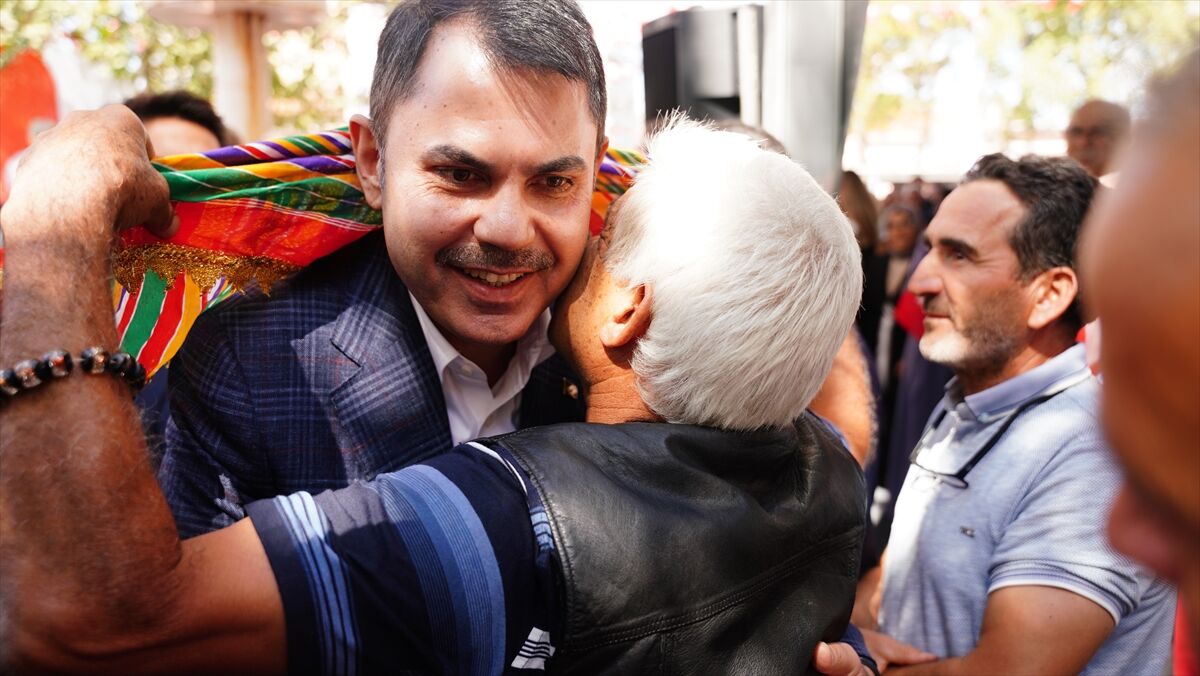 Bakan Kurum, depremde hasar gören Sındırgı'da vatandaşlarla bir araya geldi: