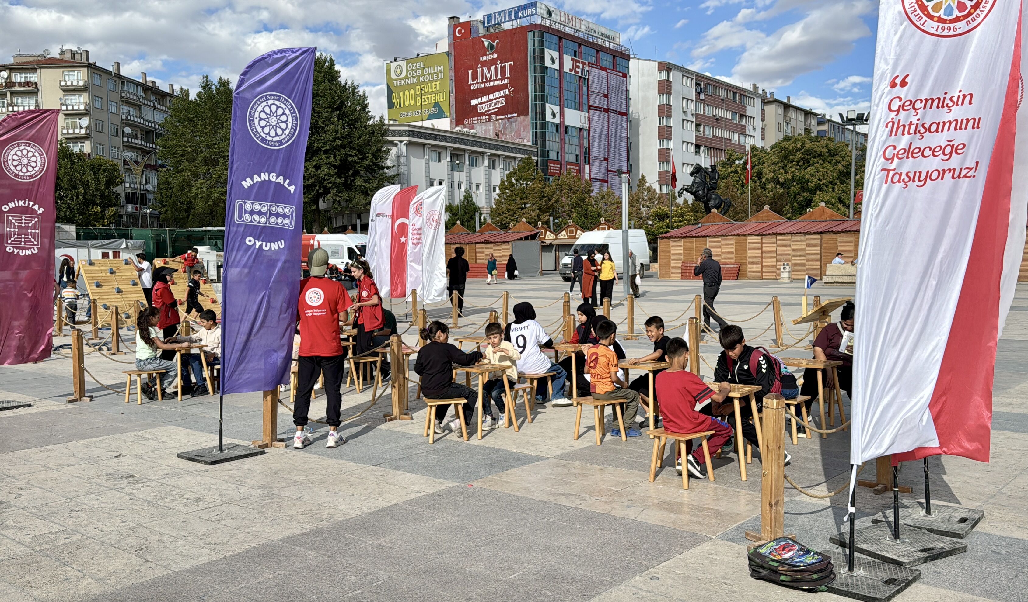 'Geleneksel Oyunlar Tırı' Kırşehir'de çocuklarla buluştu
