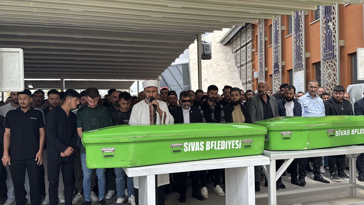 GÜNCELLEME - Sivas'ta park halindeki otomobilde yaşanan patlamada 3 çocuktan 1'i öldü, 2'si yaralandı