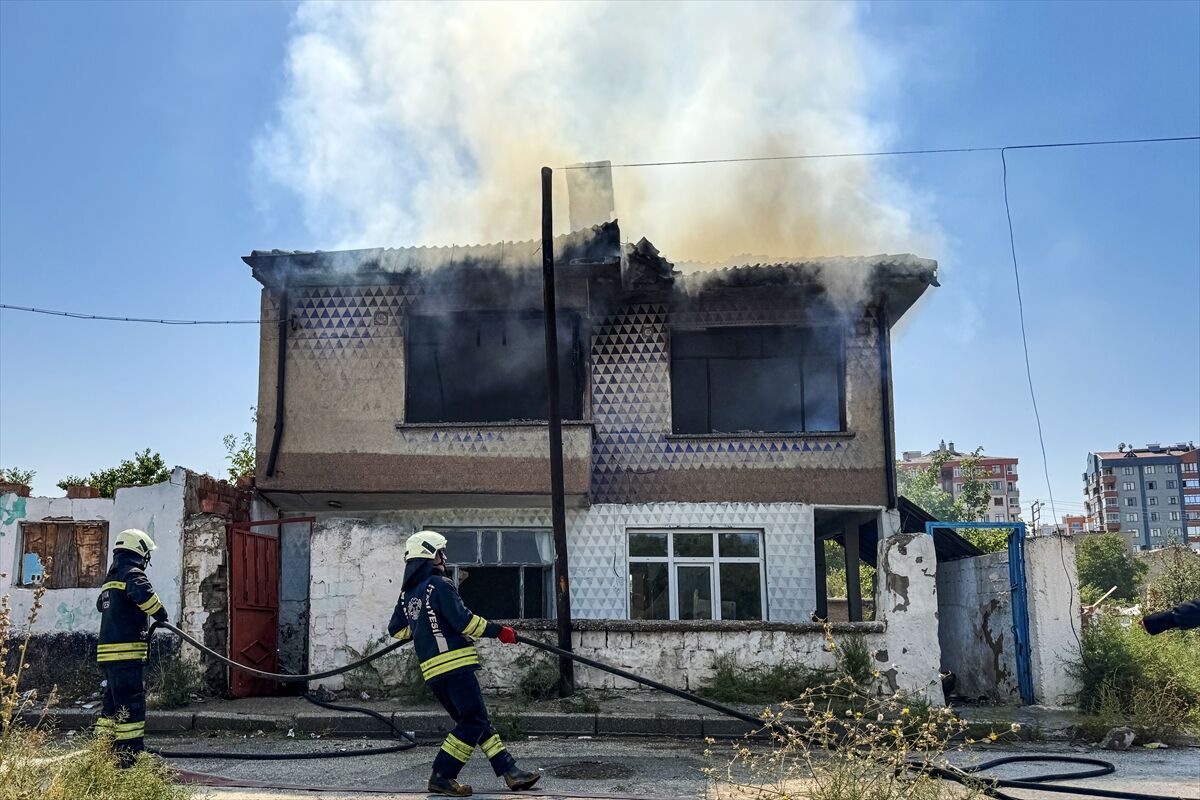 Konya'da yangın çıkan ev kullanılamaz hale geldi