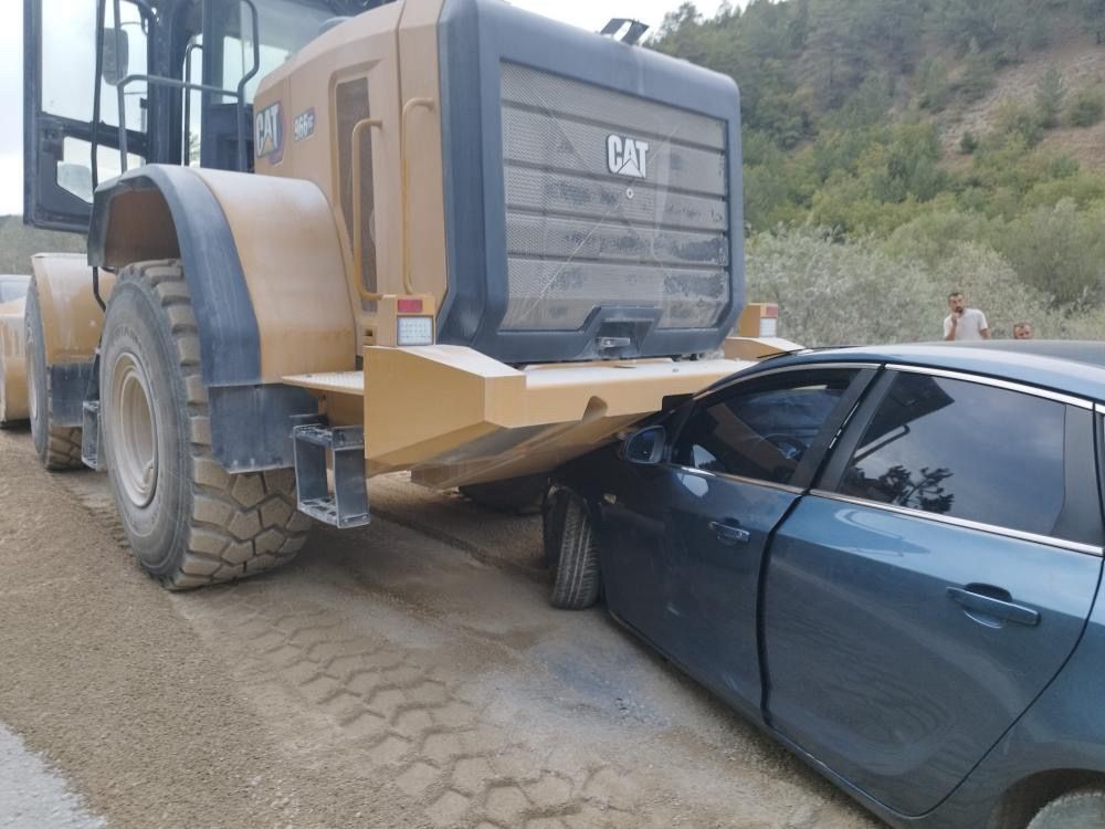 İş makinesinin çarparak sürüklediği araçtan inmeye çalışırken altında kalan kadın öldü
