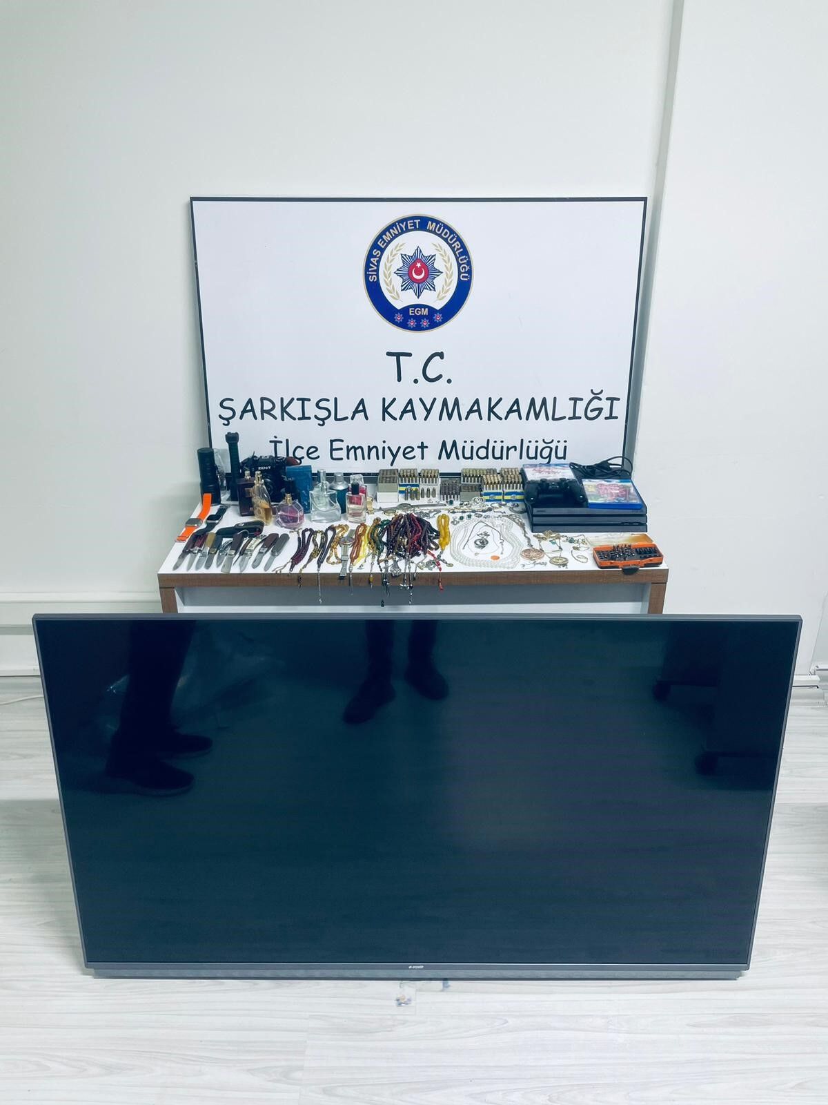 Sivas'ta hırsızlık yaptıkları iddiasıyla gözaltına alınan 3 zanlıdan 2'si tutuklandı