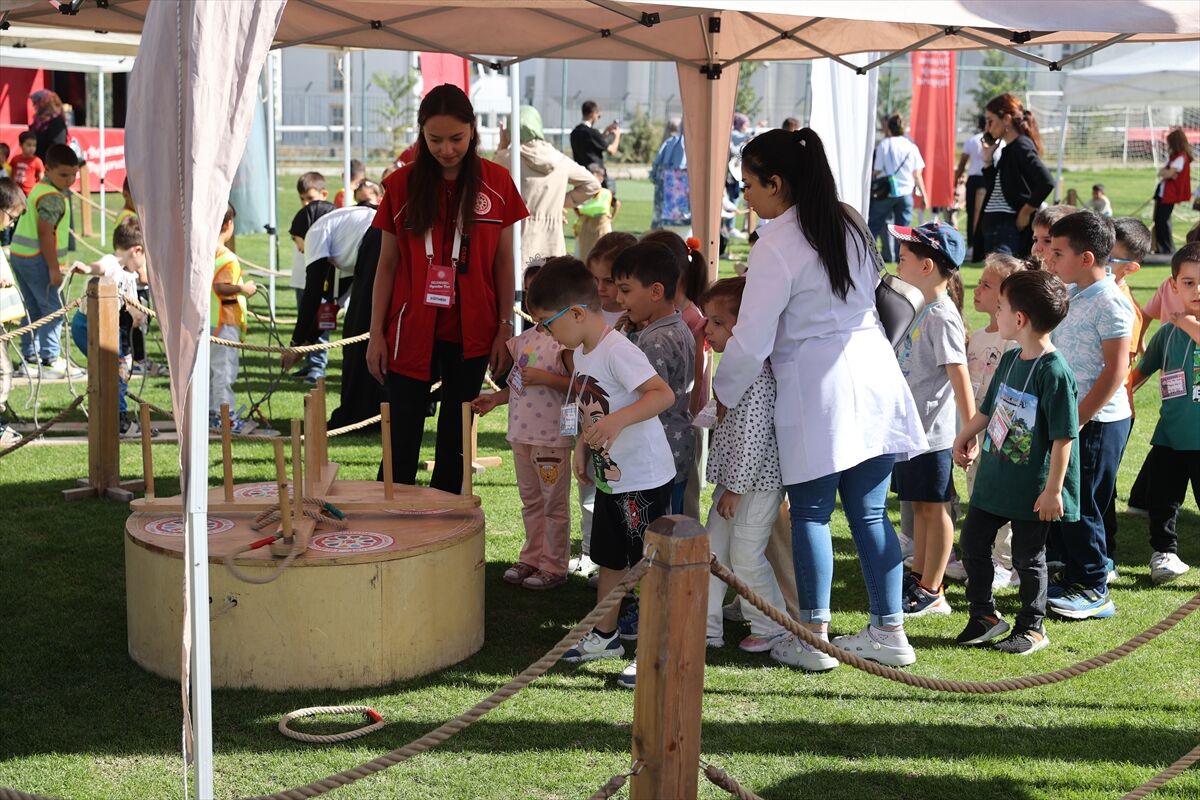 'Geleneksel Oyunlar Tırı' Nevşehir'de çocuklarla buluştu