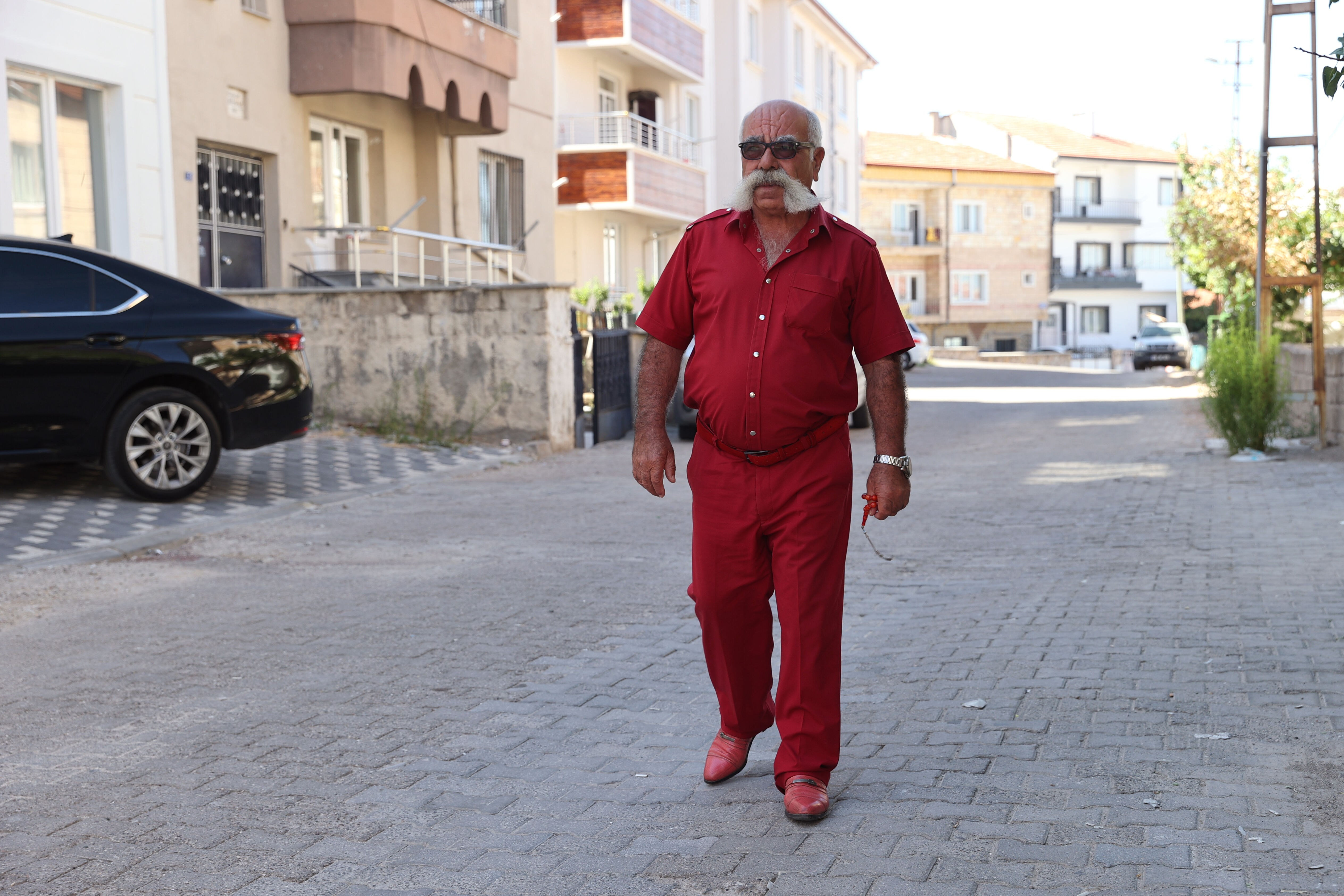 Nevşehir'in 'renkli pala'sı 50 yıldır tek renkli giysilerle geziyor