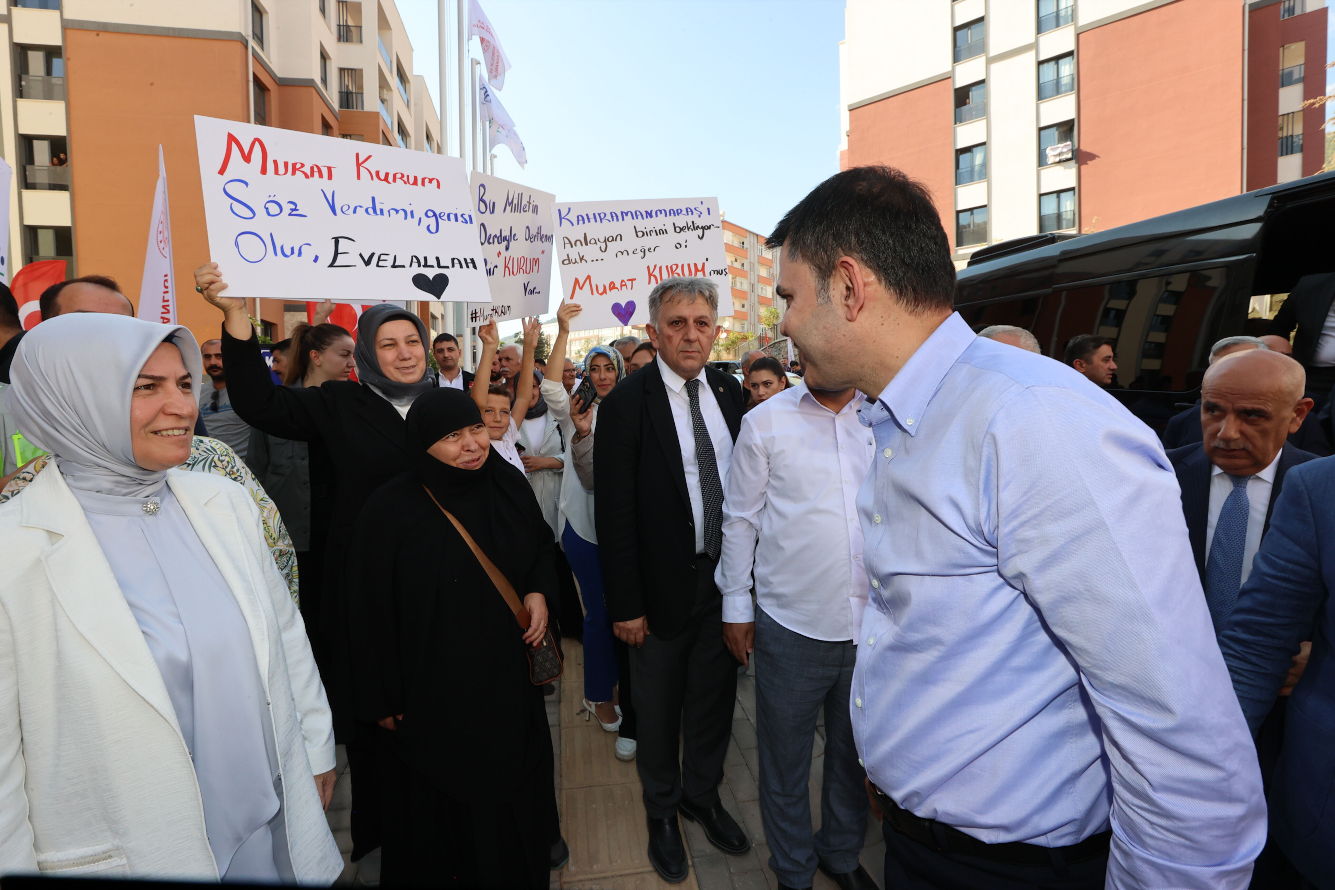 Bakan Kurum, Kahramanmaraş'ta depremzede Çıra ailesini ziyaret etti: