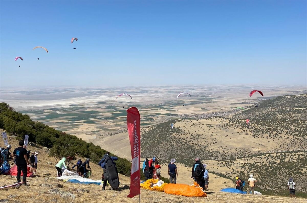 Türkiye Yamaç Paraşütü Mesafe Yarışması Konya'da başladı