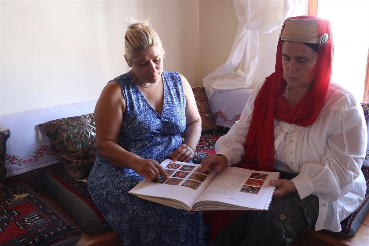 Ata yadigarı köyünün kerpiç evlerini yurt dışında tanıtıyor