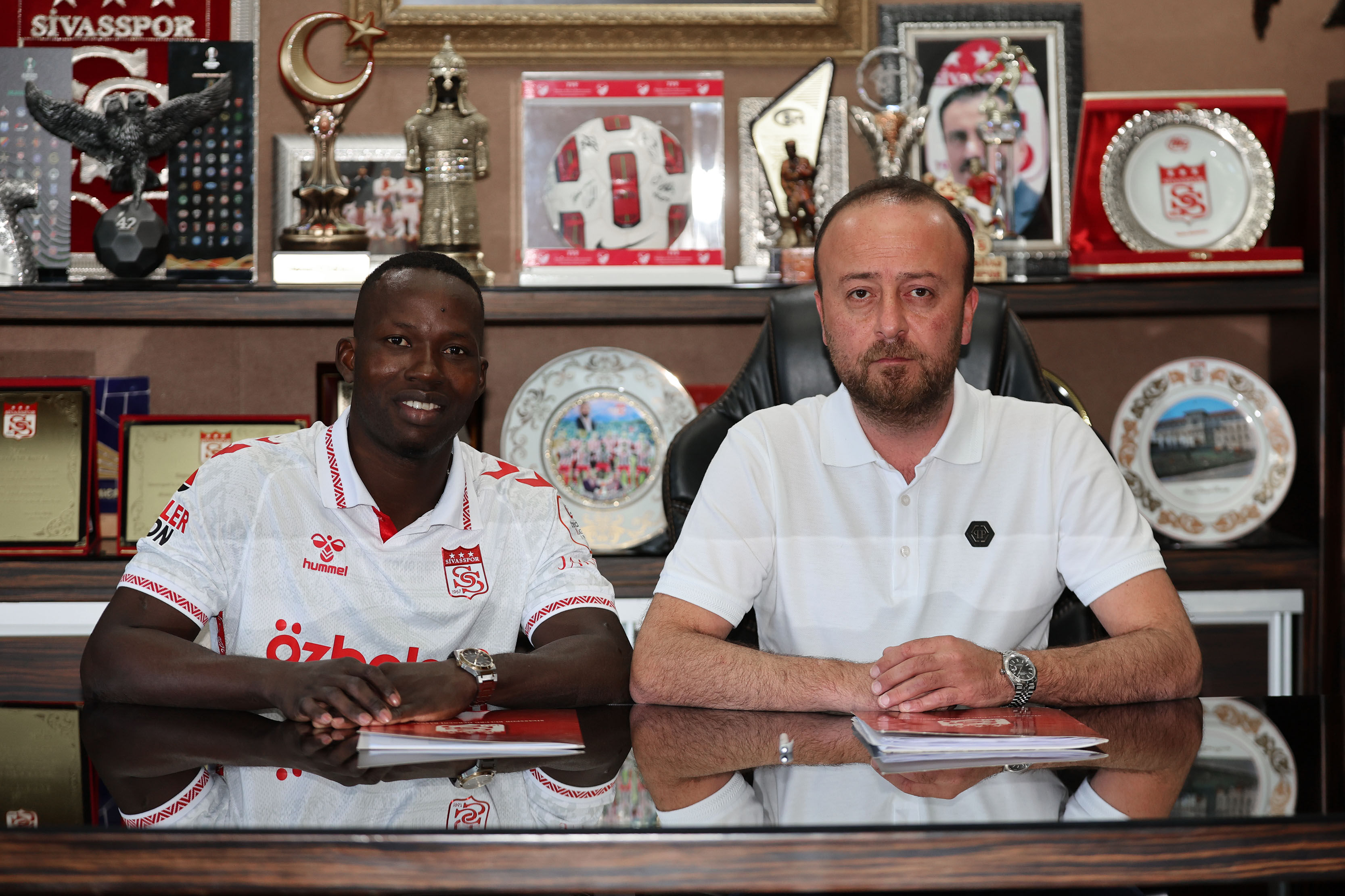 Sivasspor, kadrosuna kattığı Aly Malle için imza töreni düzenledi