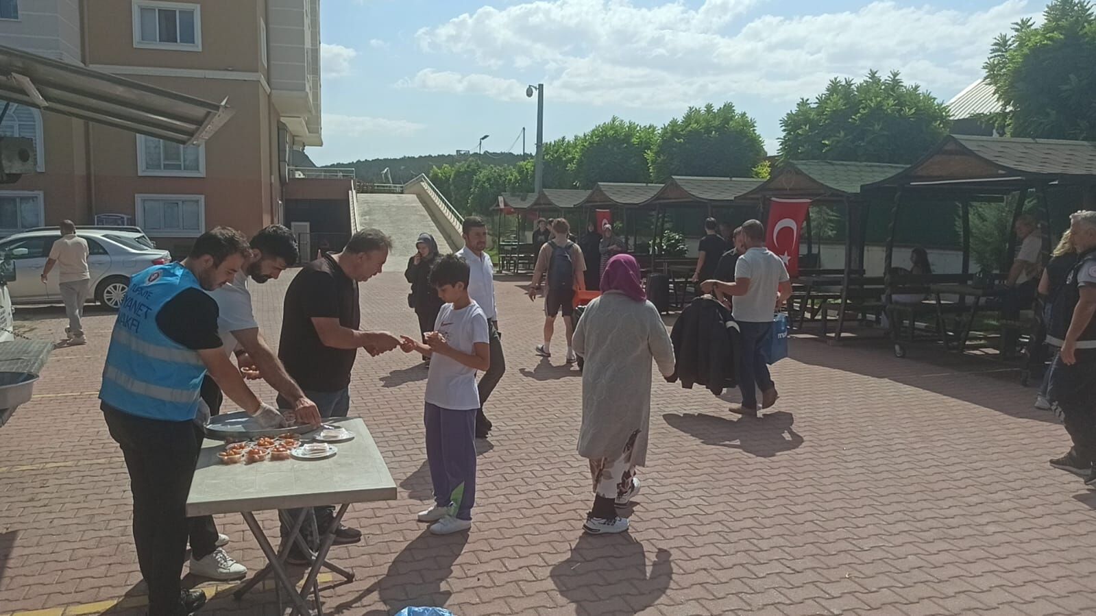 Beyşehir'de üniversite öğrencileri tatlılarla karşılandı