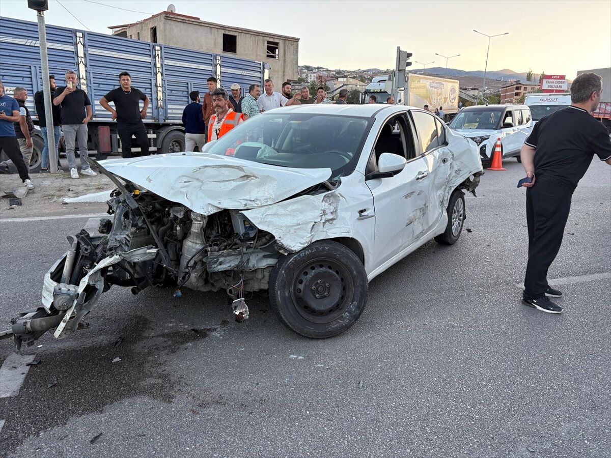 Sivas'ta otomobille çarpışan minibüsteki 15 tarım işçisi yaralandı