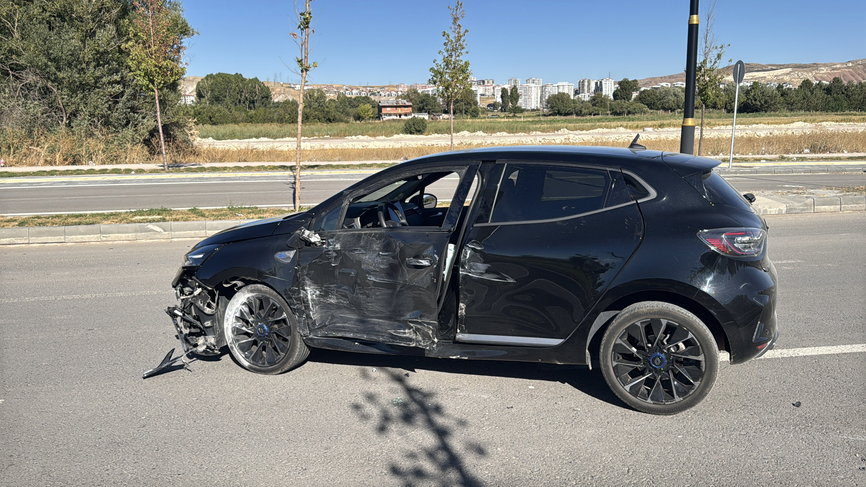 Sivas'ta minibüs ile otomobilin çarpıştığı kazada 3 kişi yaralandı