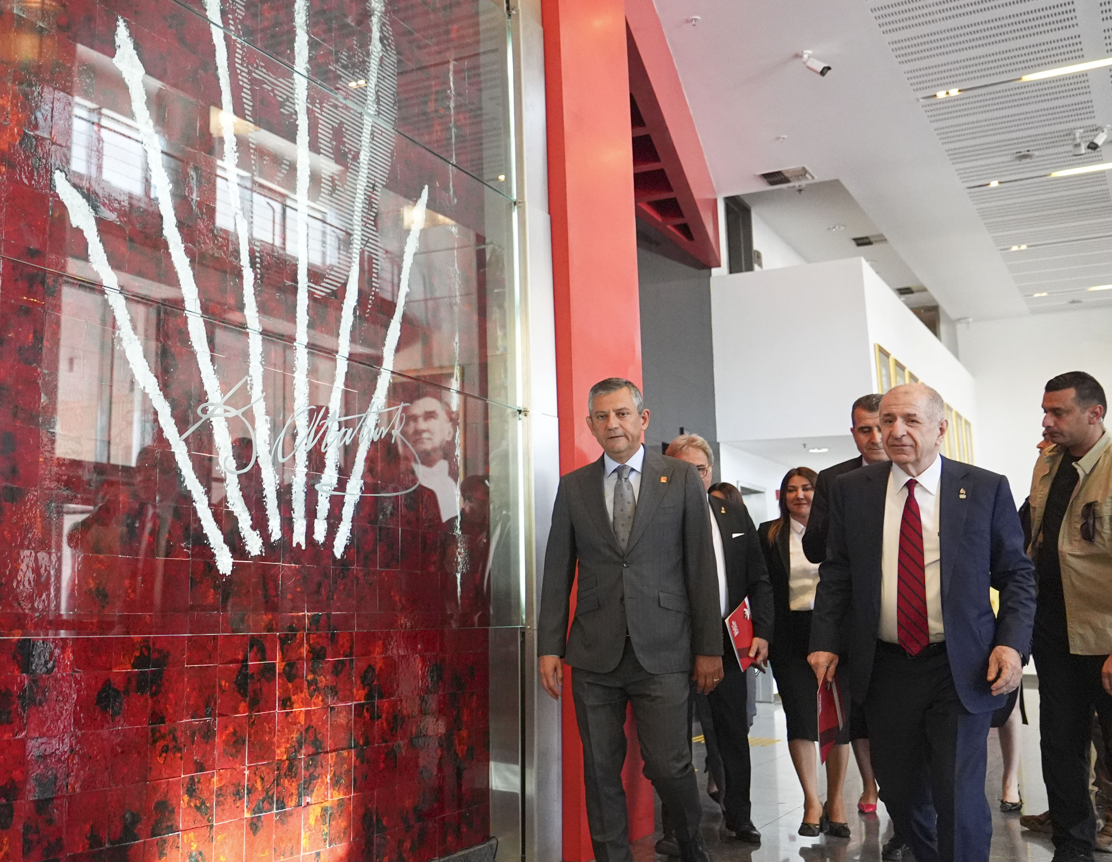 CHP Genel Başkanı Özel, Zafer Partisi Genel Başkanı Özdağ ile görüştü: