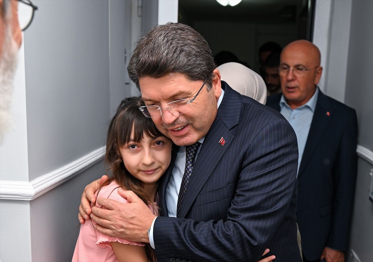 Adalet Bakanı Tunç'tan Şehit Astsubay Deniz Göçkün'ün ailesini ziyaretine ilişkin paylaşım