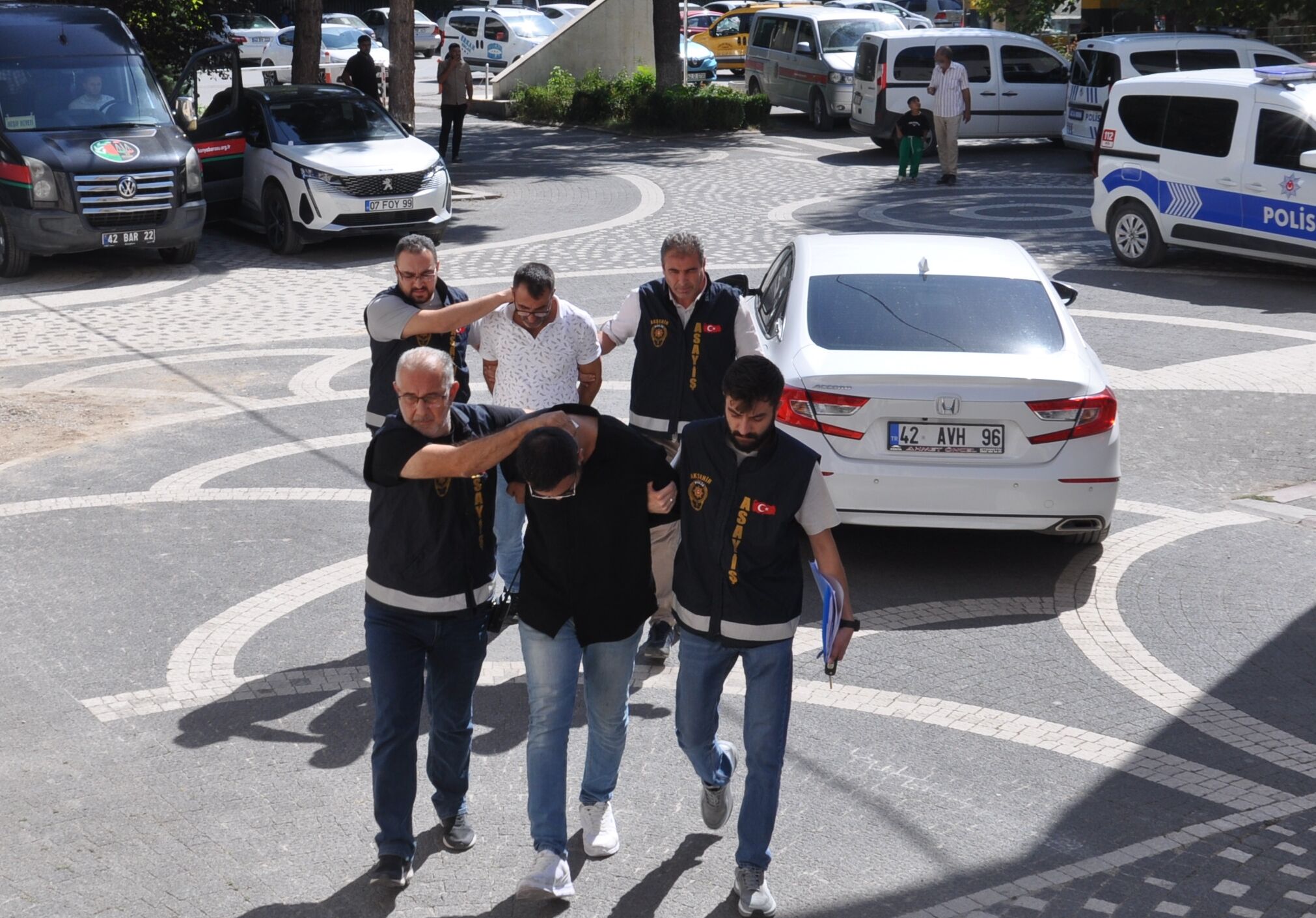 Konya'da sahte altın sattığı öne sürülen 2 şüpheli yakalandı