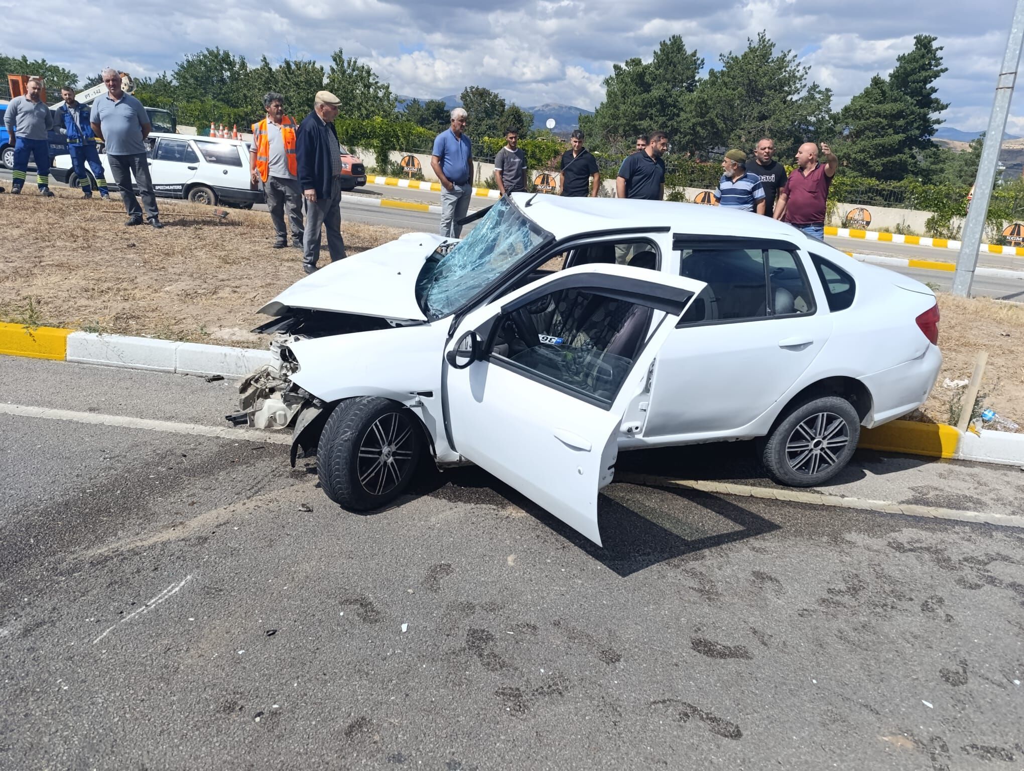 Sivas'ta kepçeye çarpan otomobilin sürücüsü yaralandı