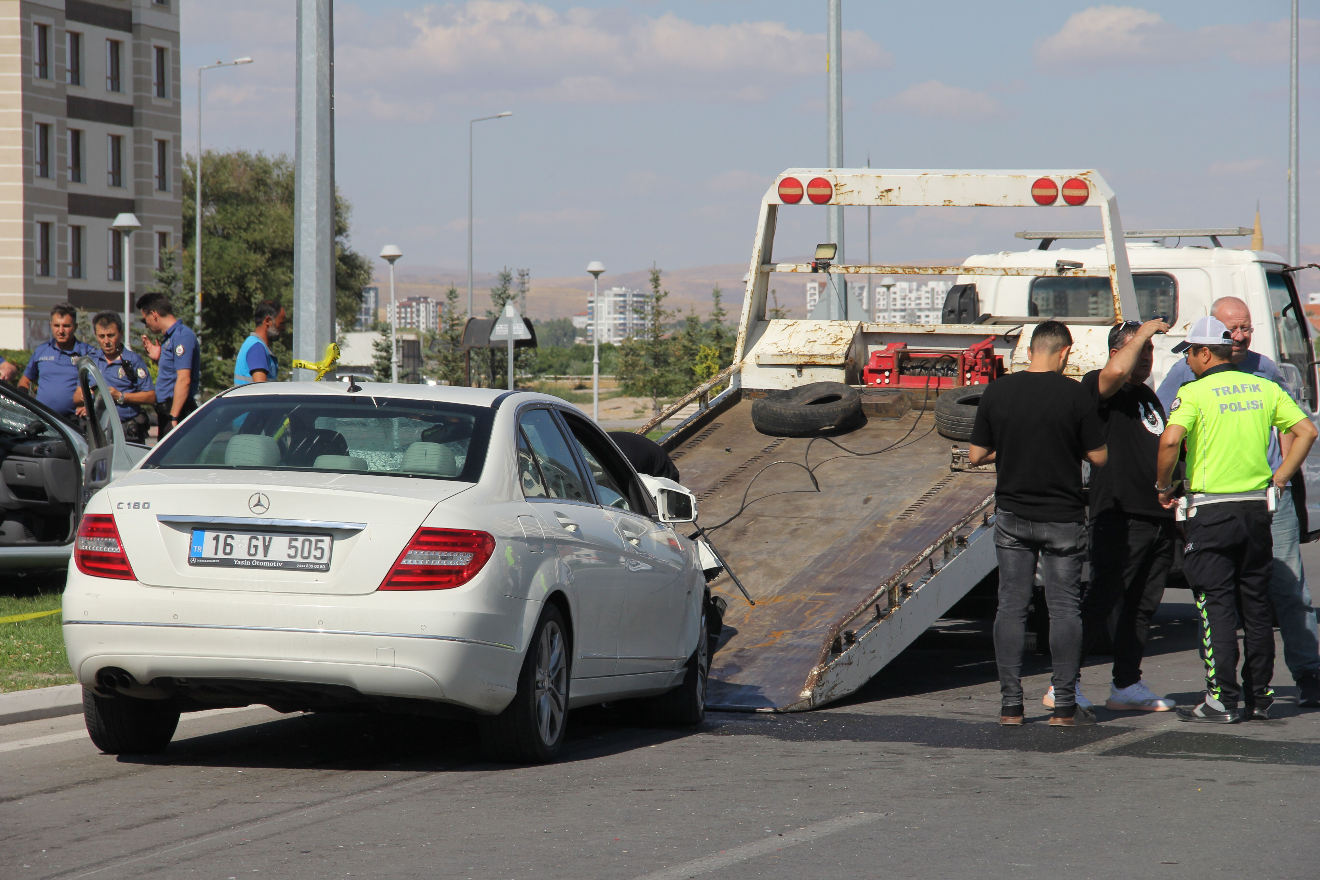 Kayseri'de iki otomobilin çarpıştığı kazada 2 kişi öldü, 3 kişi yaralandı