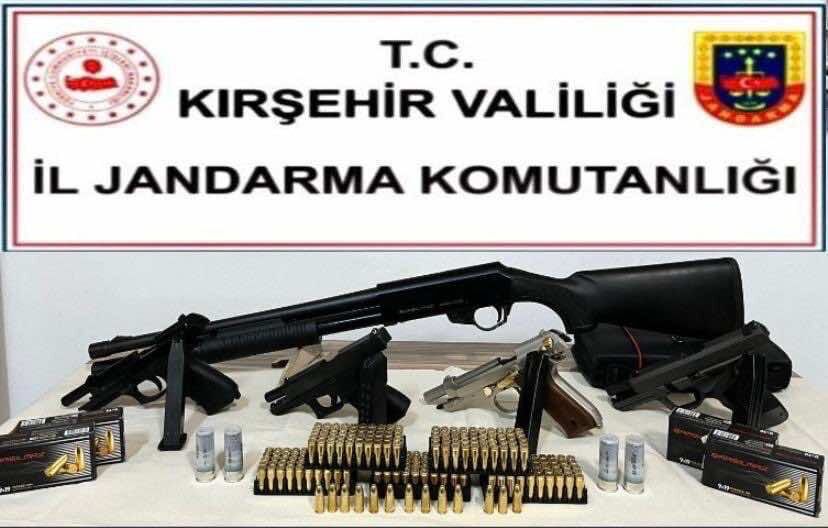 Kırşehir'de ruhsatsız silah taşıyan 5 zanlı yakalandı