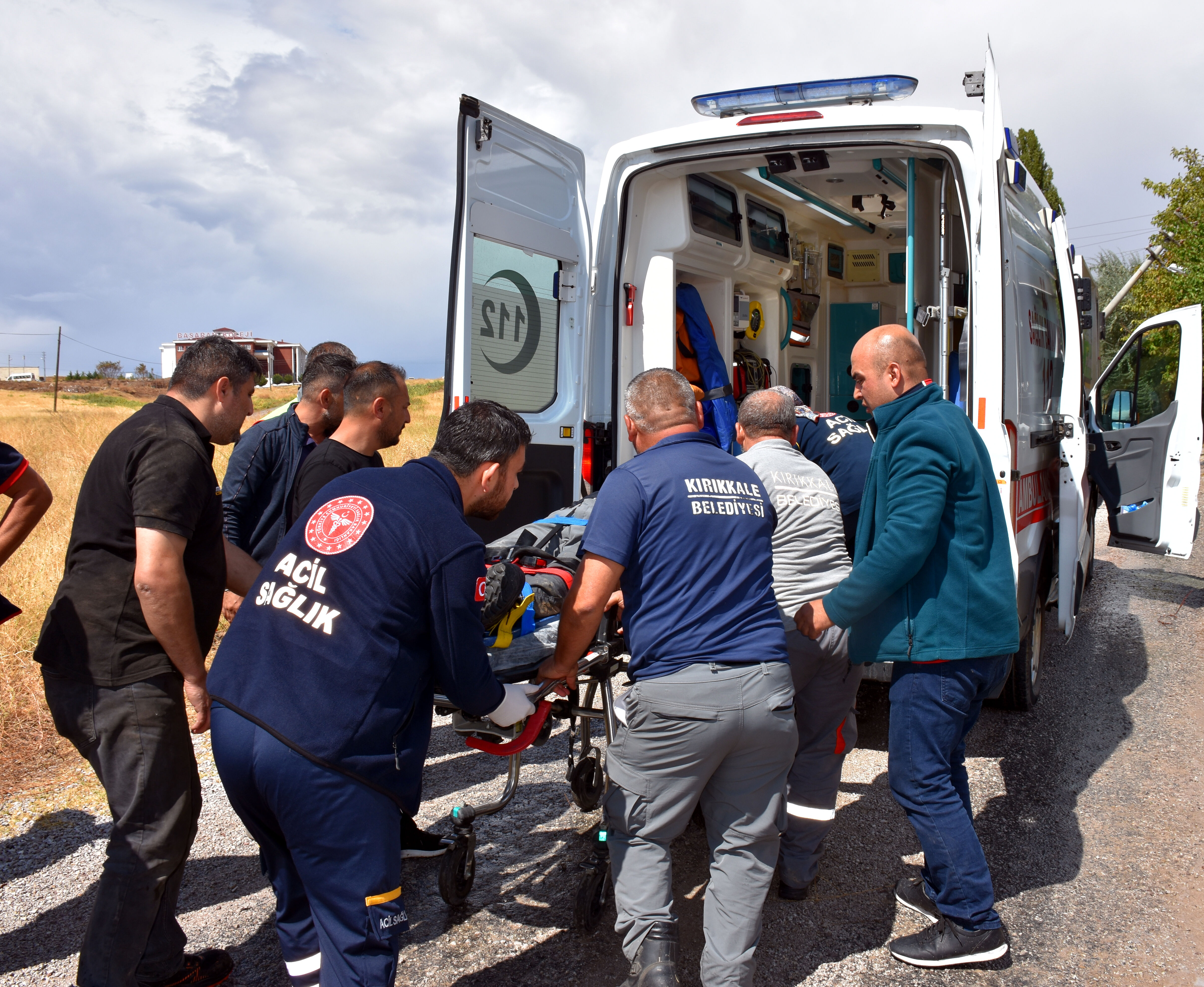 Kırıkkale'de elektrik direğine çarpan çöp kamyonundaki 2 görevli yaralandı