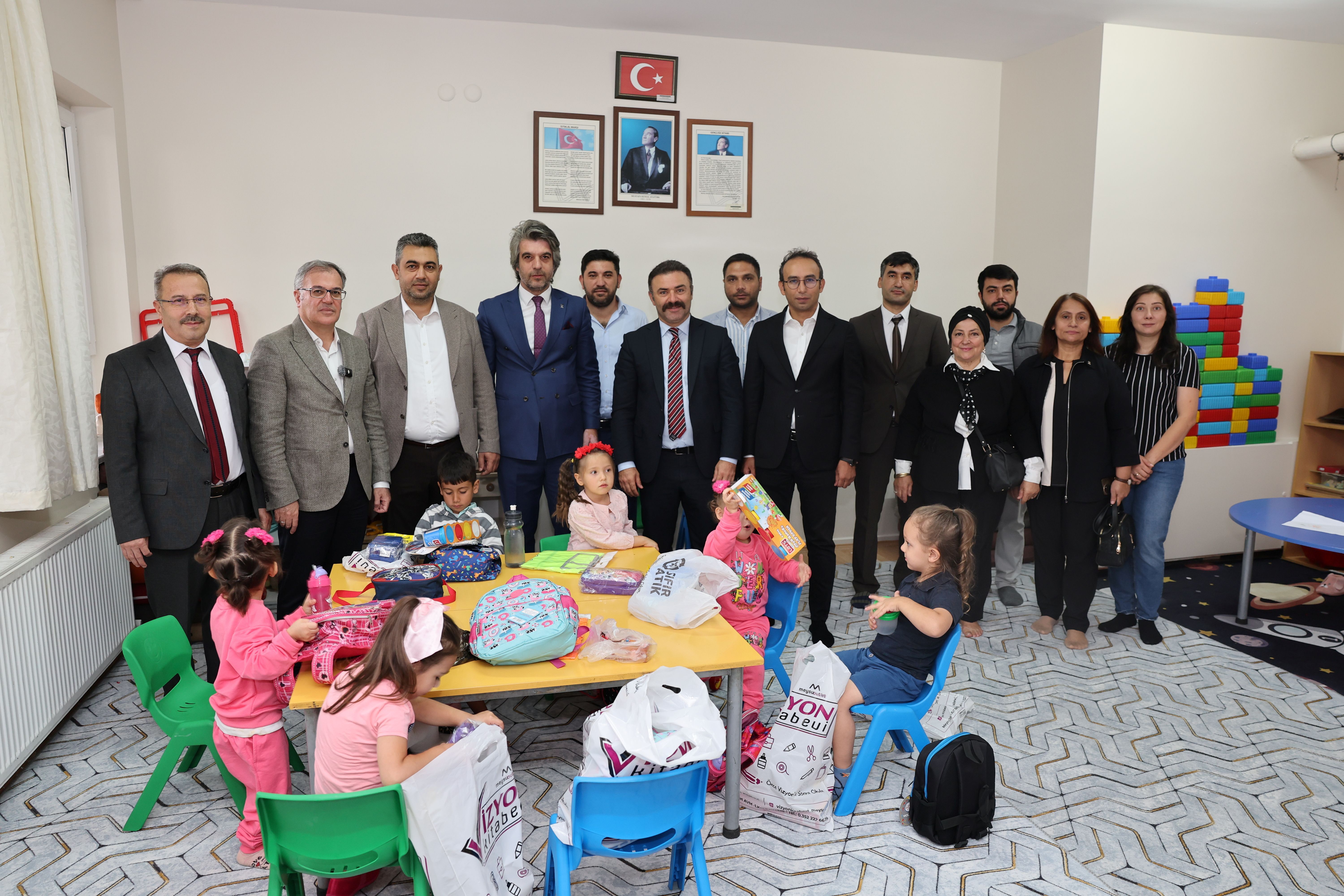 Hacılar Belediye Başkanı Özdoğan, öğrencilere kırtasiye seti hediye etti