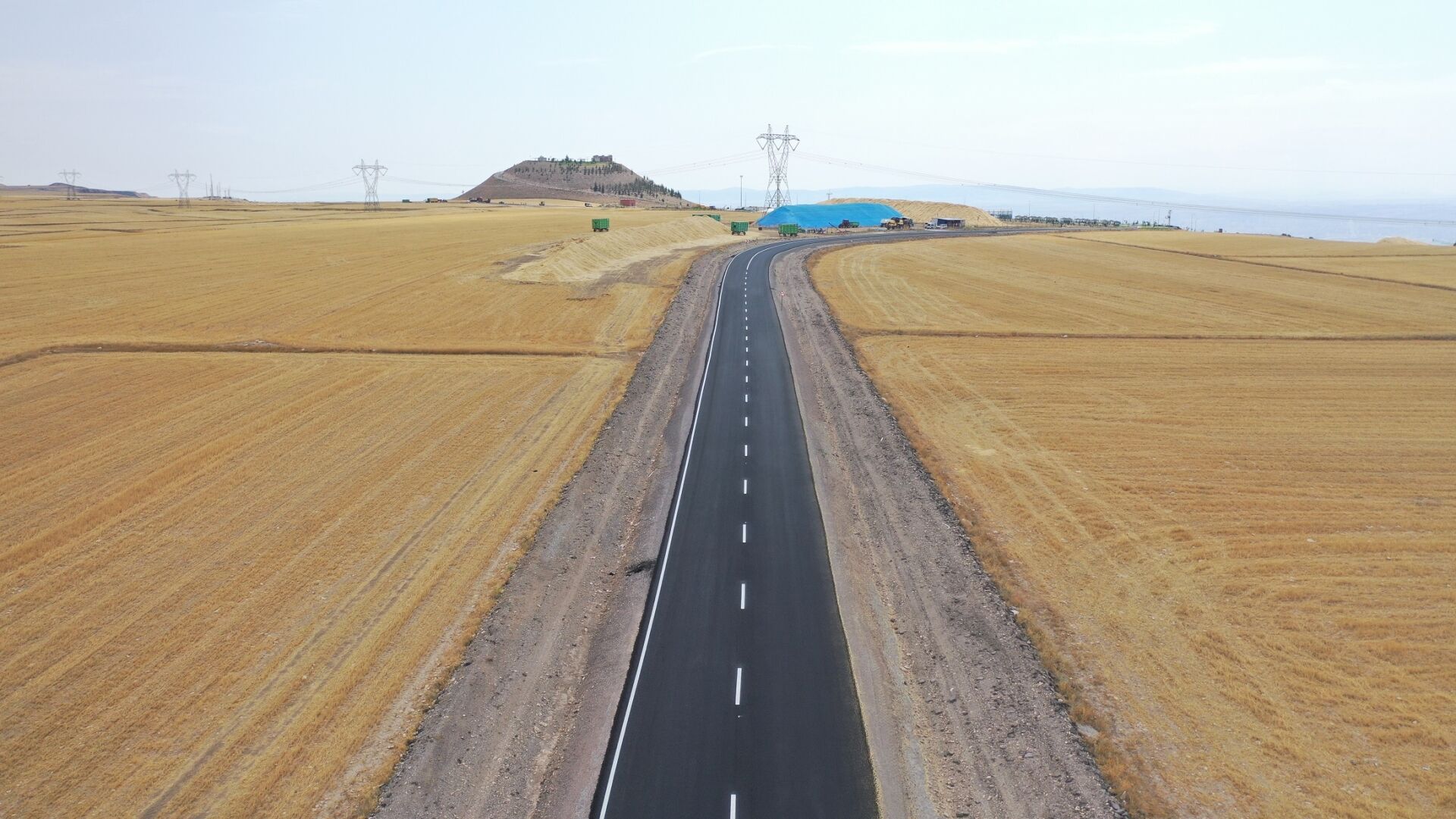 Büyükşehir Belediyesi, kırsal mahallelerde 350 kilometrelik sathi kaplama asfalt çalışması gerçekleştiriyor