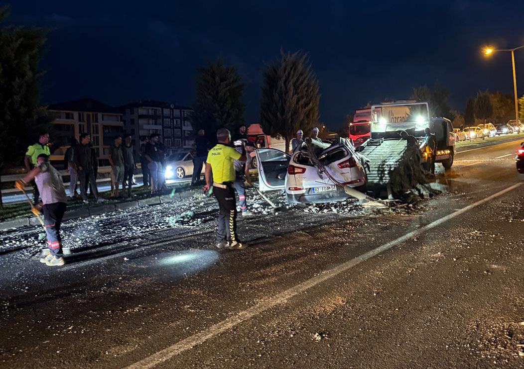 Nevşehir'de aydınlatma direğine çarpan otomobilin sürücüsü yaralandı