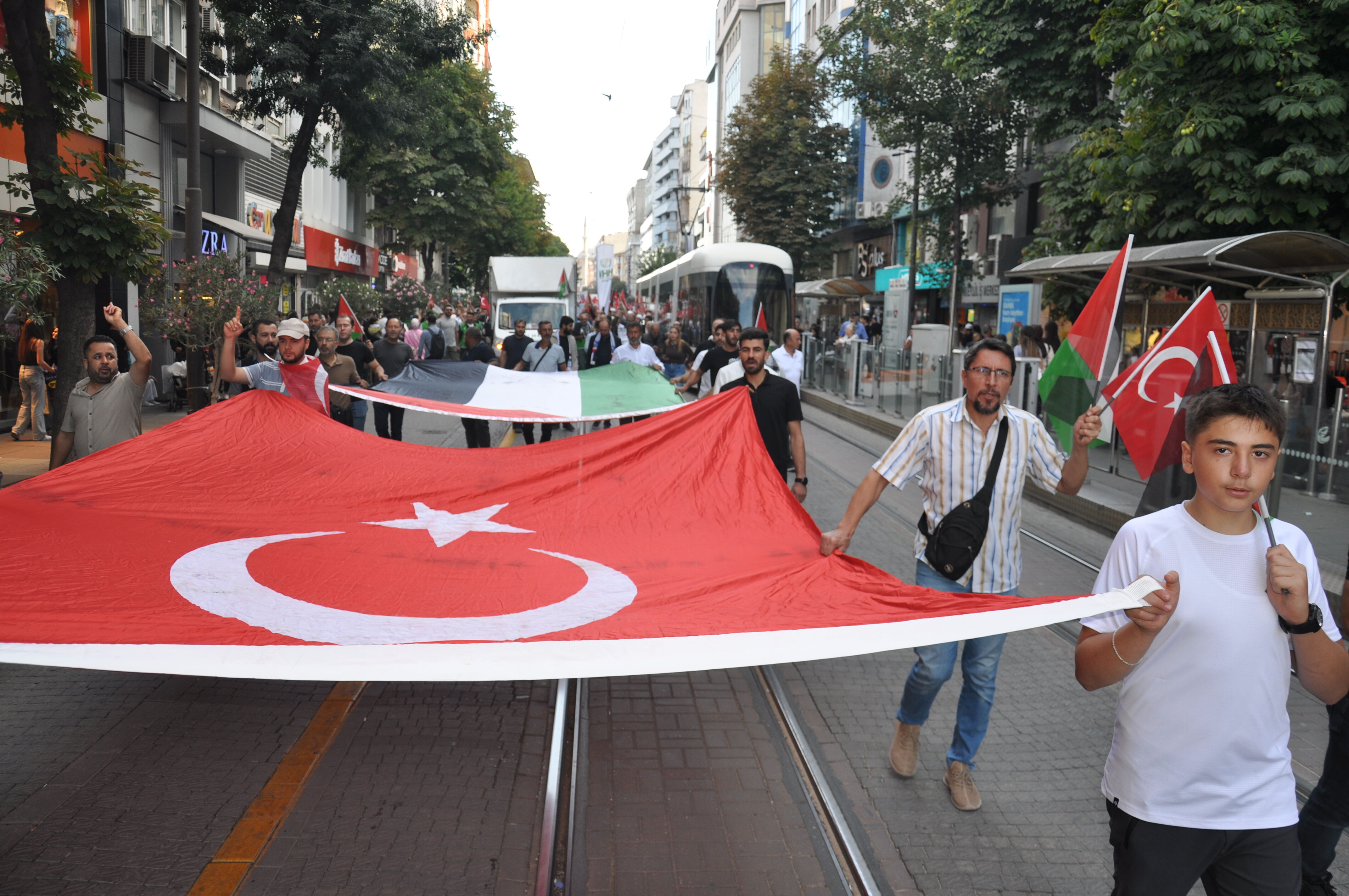 Eskişehir'de Filistin ve Küresel Sumud Filosu'na destek yürüyüşü yapıldı