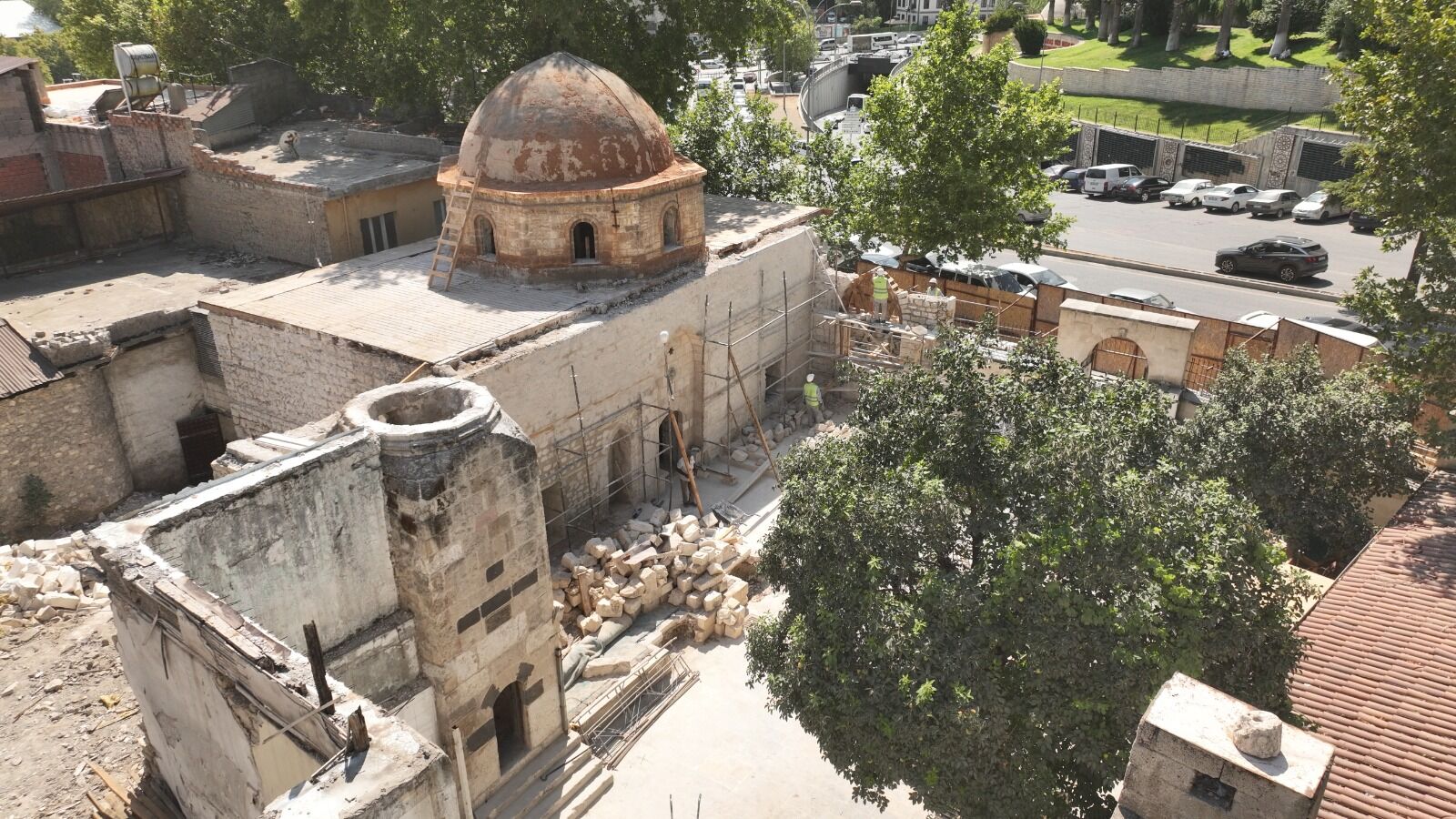 Kahramanmaraş merkezli depremlerde hasar gören Boğazkesen Camisi'nde restorasyon çalışmaları sürüyor