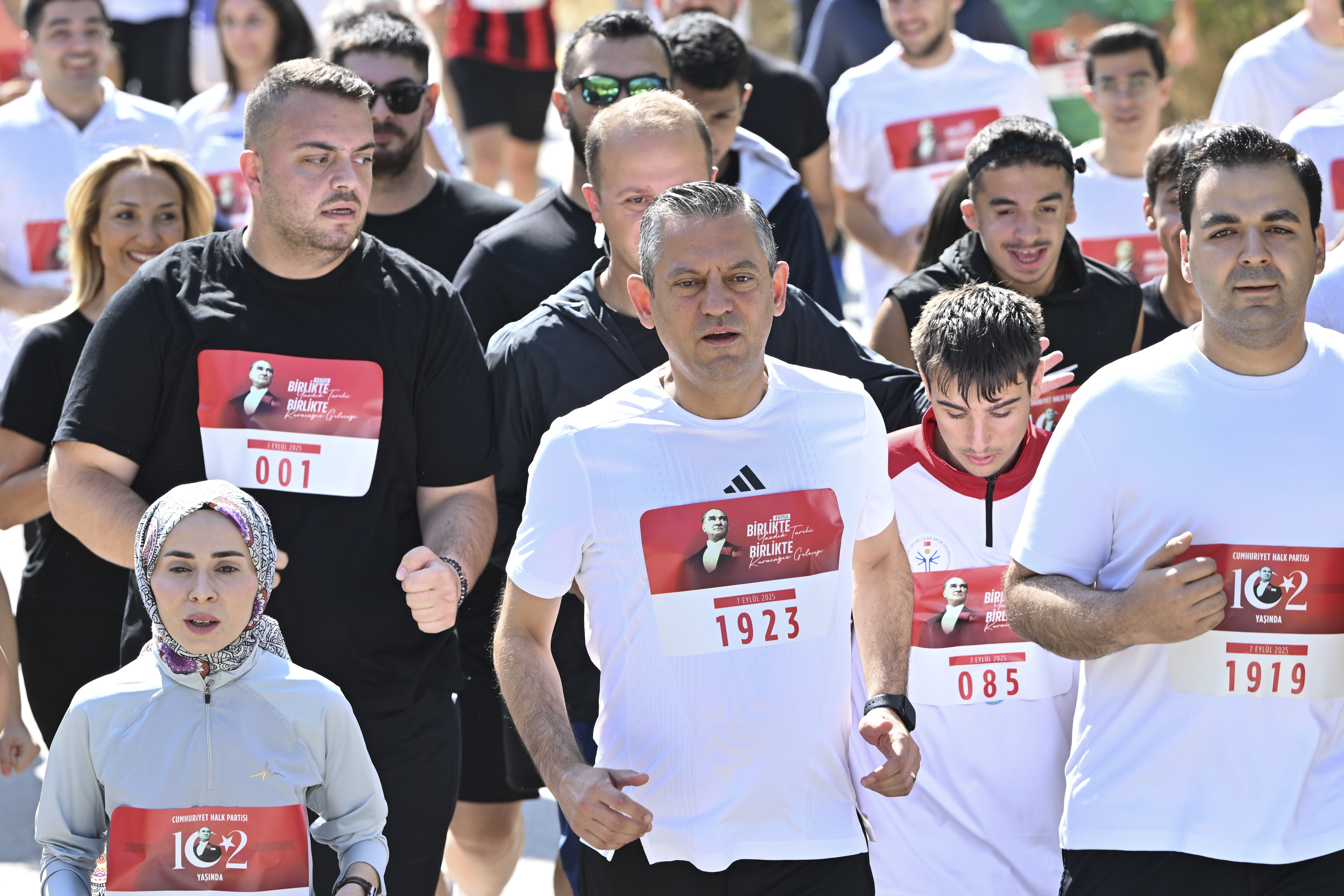 CHP Genel Başkanı Özel, 'CHP 102. Yıl Koşusu'na katıldı