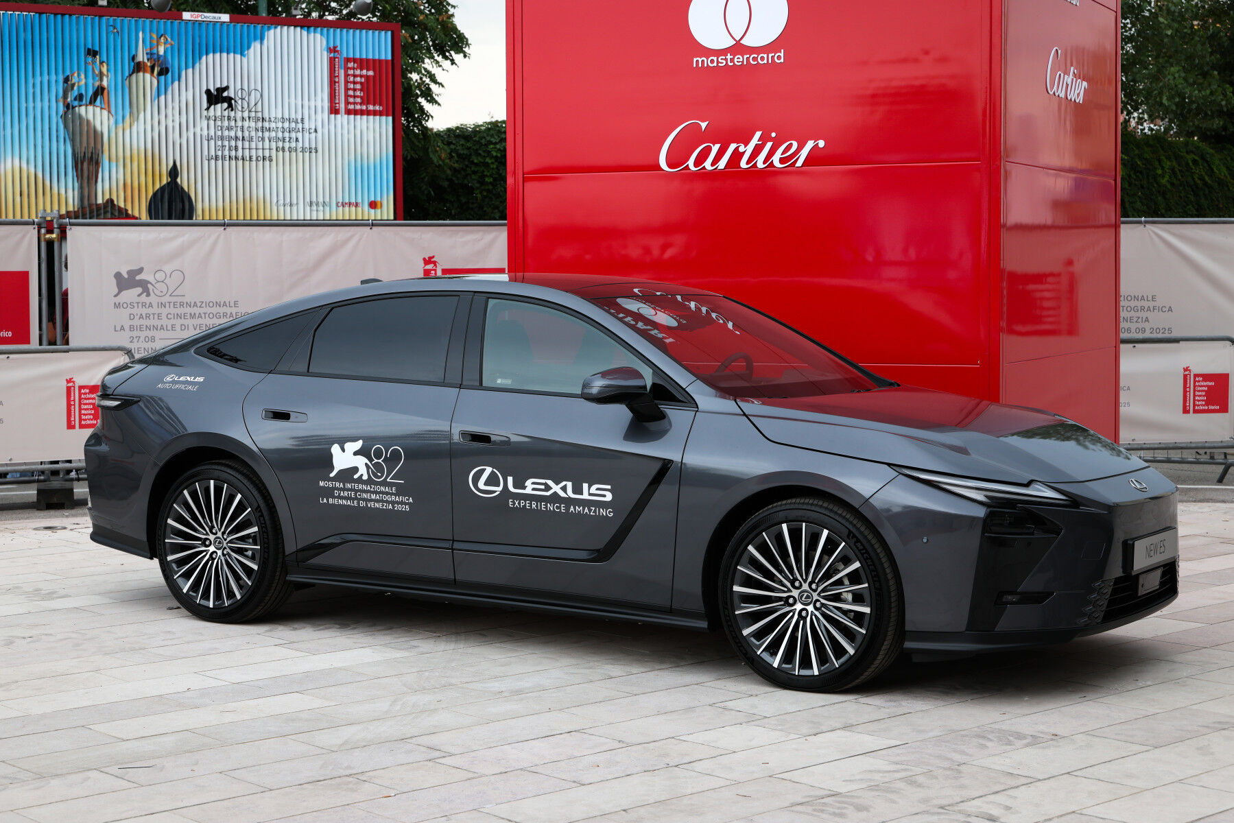 Lexus'un yeni ES sedan modeli 82. Venedik Uluslararası Film Festivali'nde öne çıktı