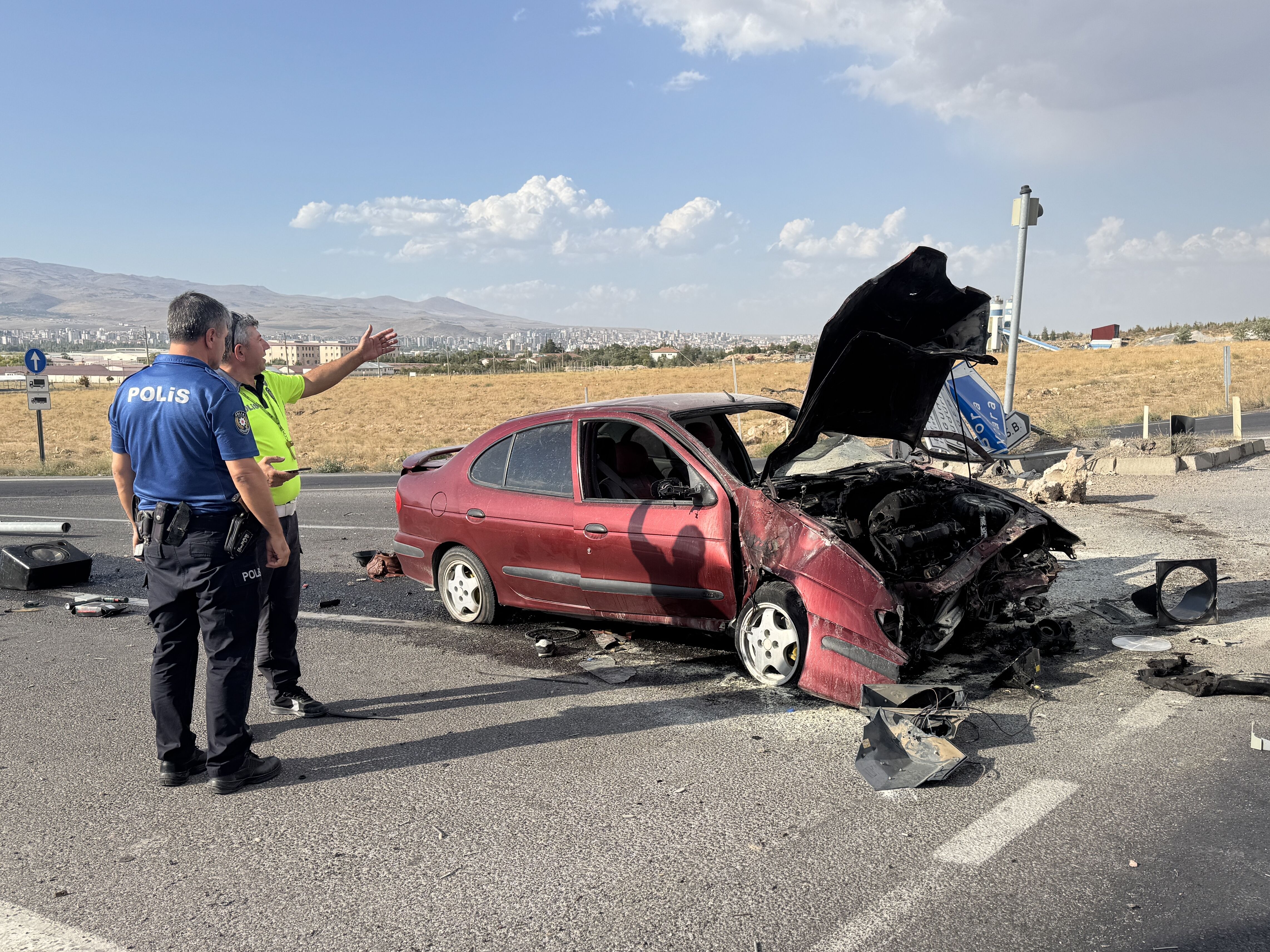 Niğde'de refüje çarpan otomobilin sürücüsü yaralandı