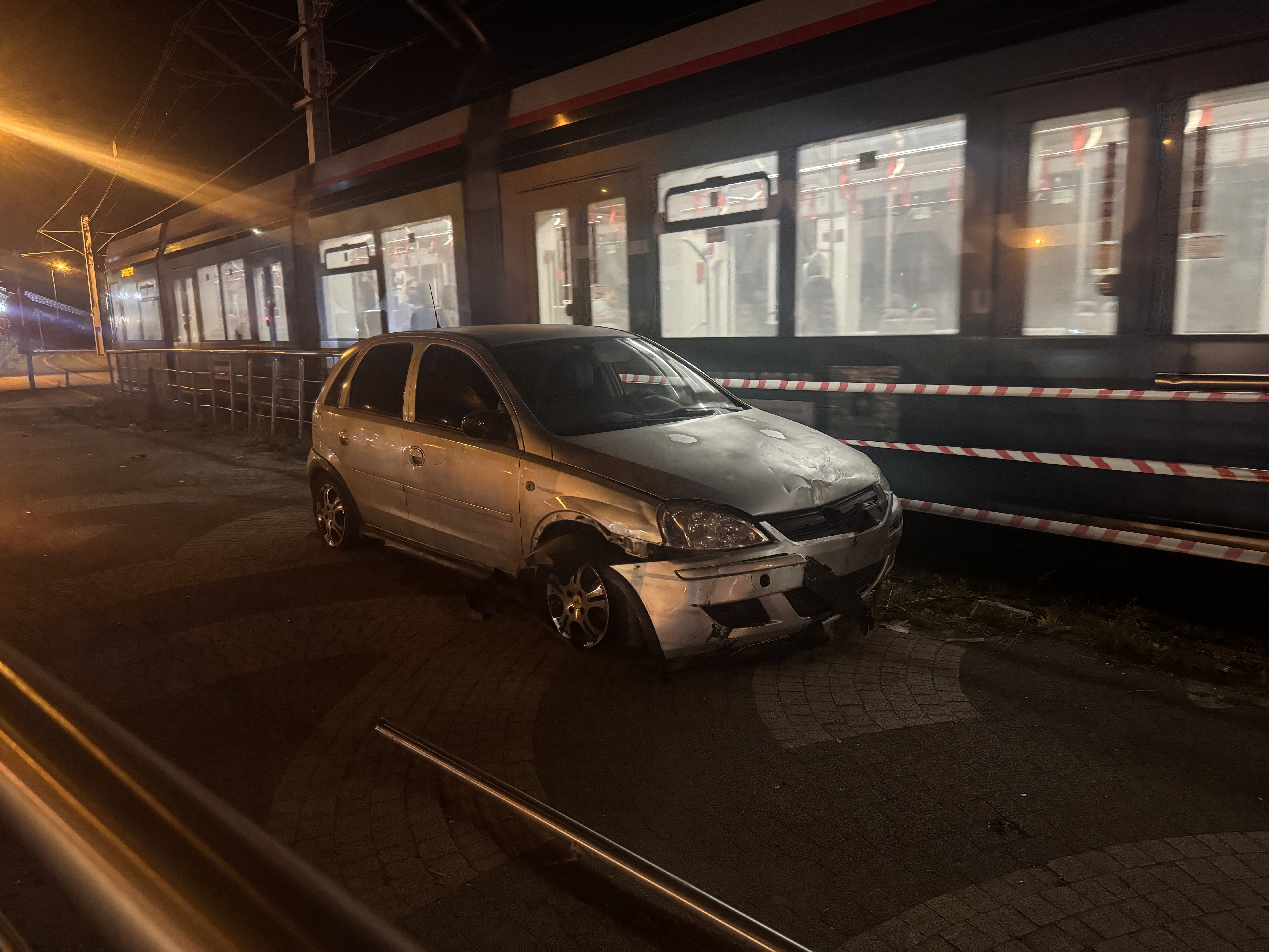Tramvay yoluna giren otomobilin alkollü sürücüsünün ehliyetine el konuldu