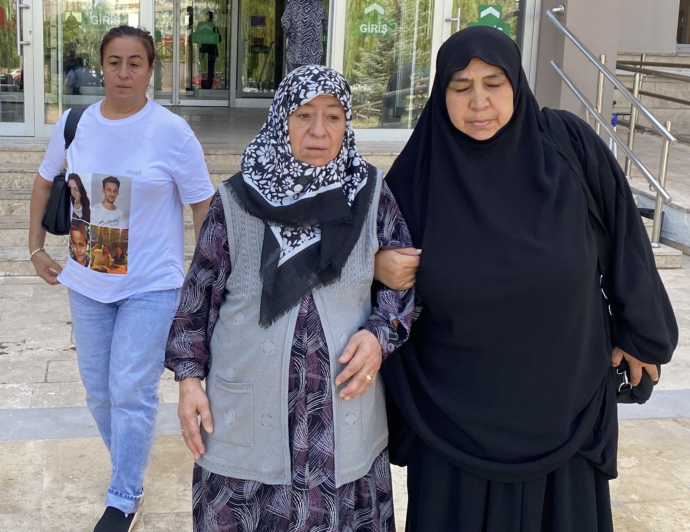 Sivas'ta iki kardeşi evlerinde bıçaklayarak öldüren sanık hakim karşısında