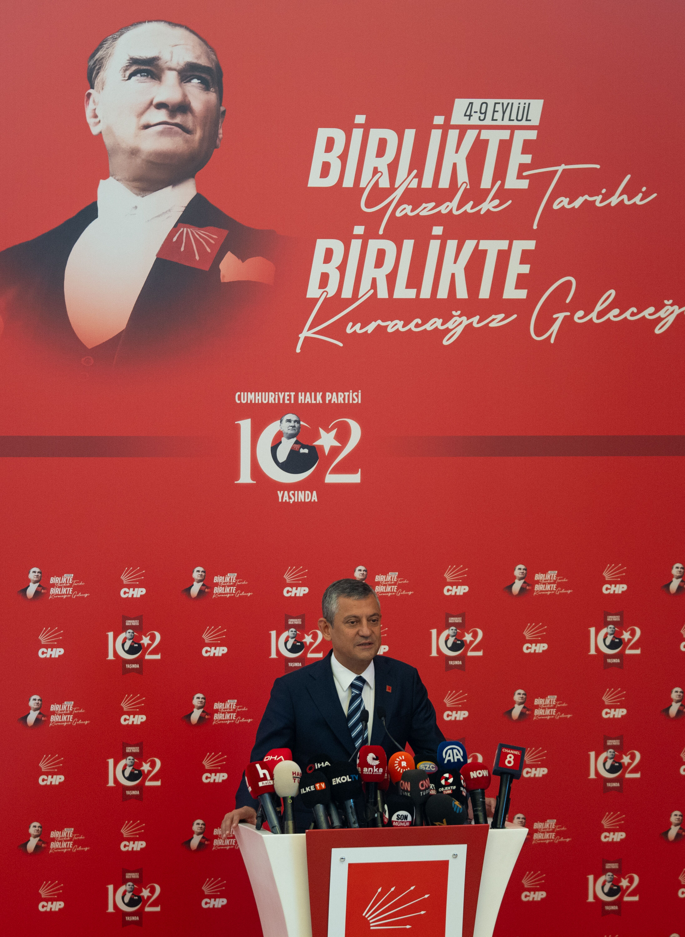 CHP Genel Başkanı Özel, partisinin kuruluş haftası dolayısıyla basın toplantısı düzenledi: