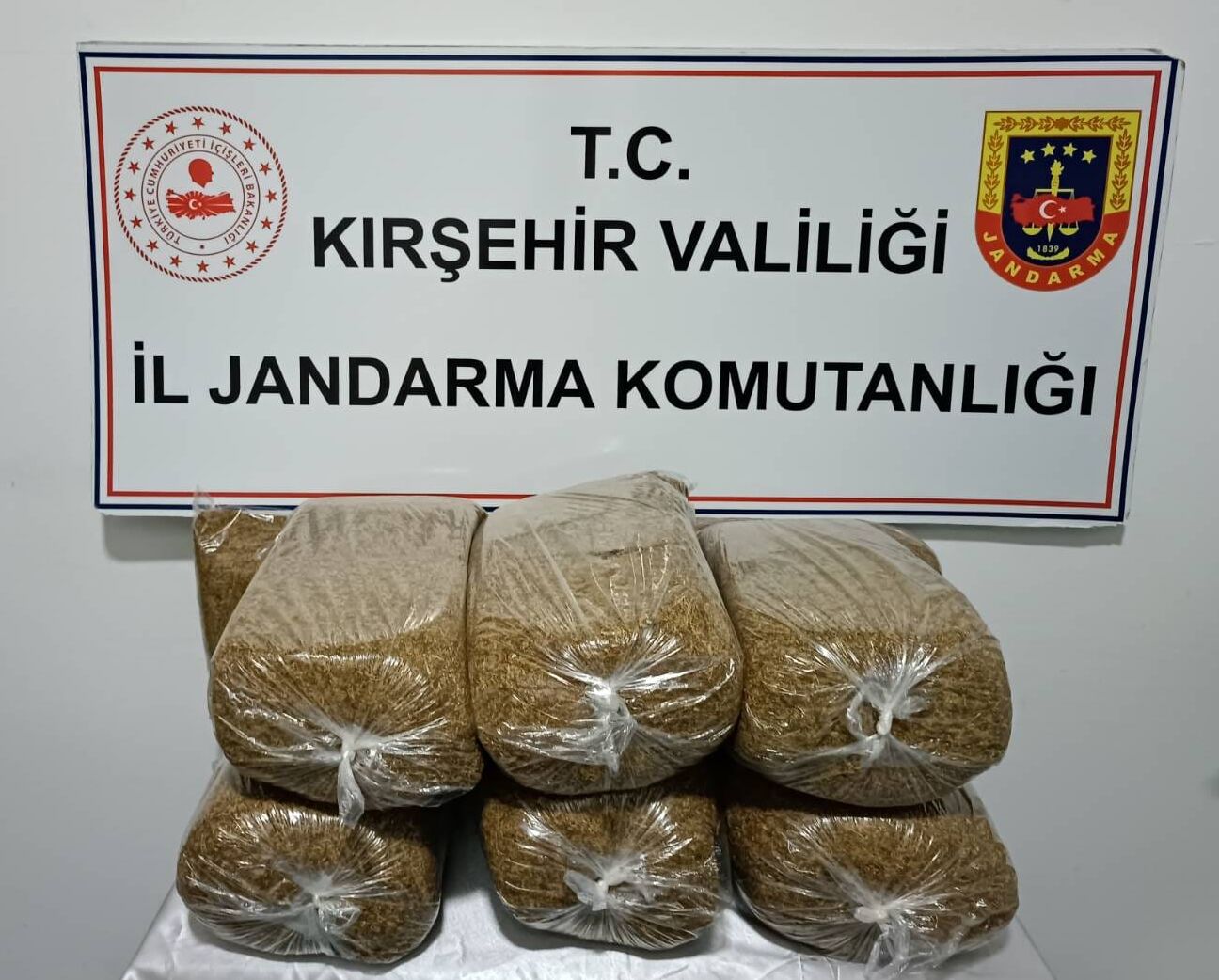 Kırşehir'de yolcu otobüsünde 42 kilogram kaçak tütün ele geçirildi