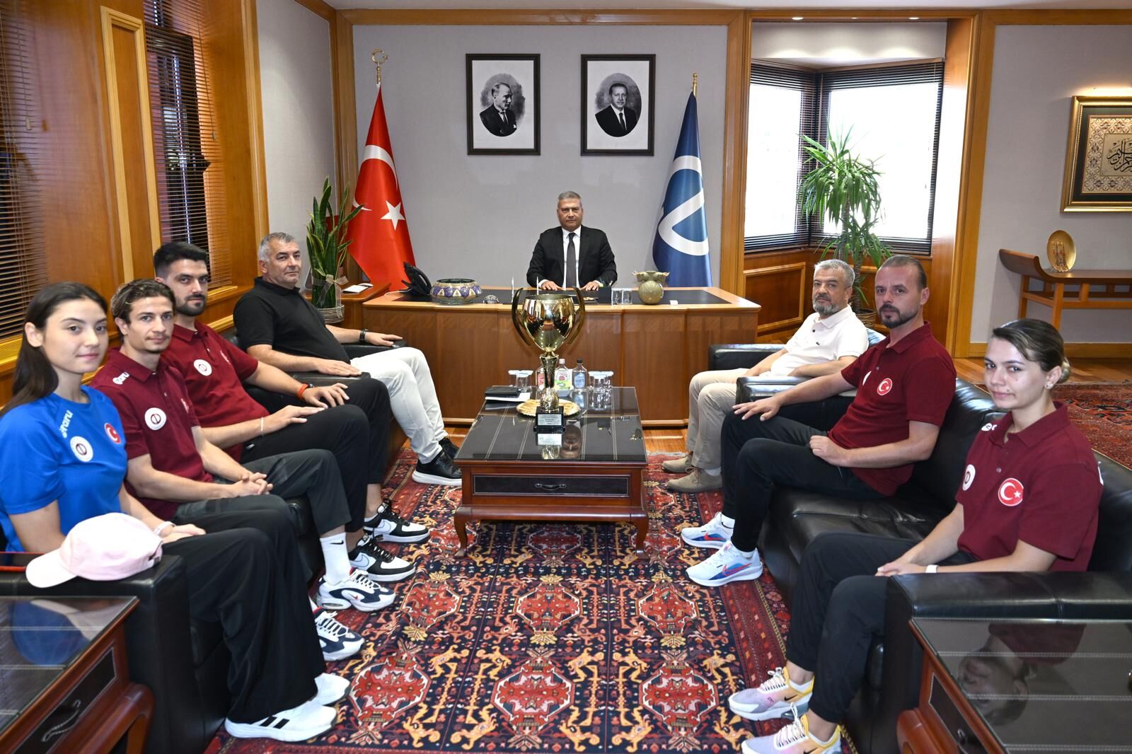 Şampiyon öğrenciler kupalarını Anadolu Üniversitesi Rektörü Adıgüzel'e takdim etti