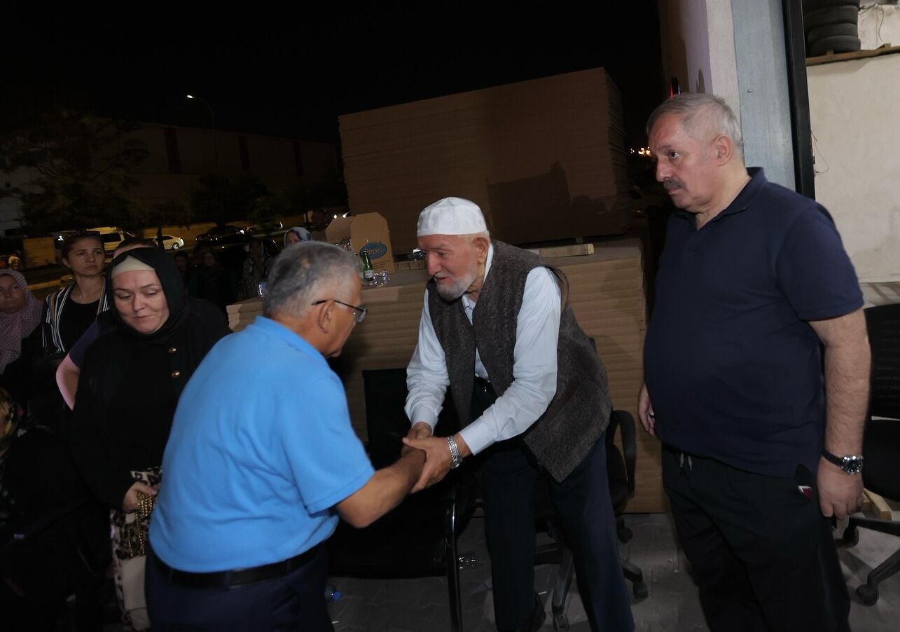 Büyükşehir Belediye Başkanı Büyükkılıç, yangın çıkan keçe fabrikasında incelemelerde bulundu
