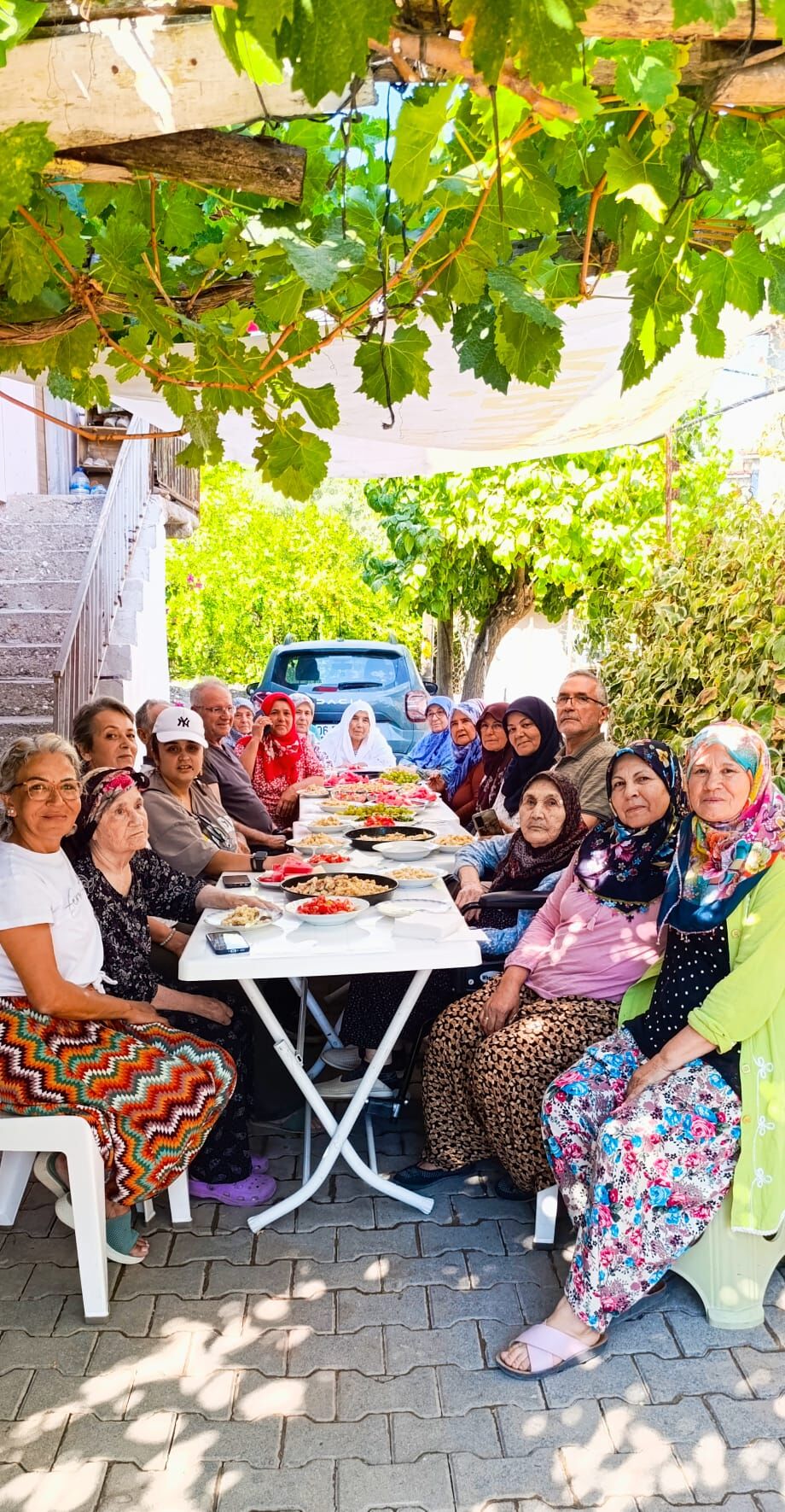 Nallıhan'da köylü kadınlar kışlık erzakları imece usulü hazırlıyor