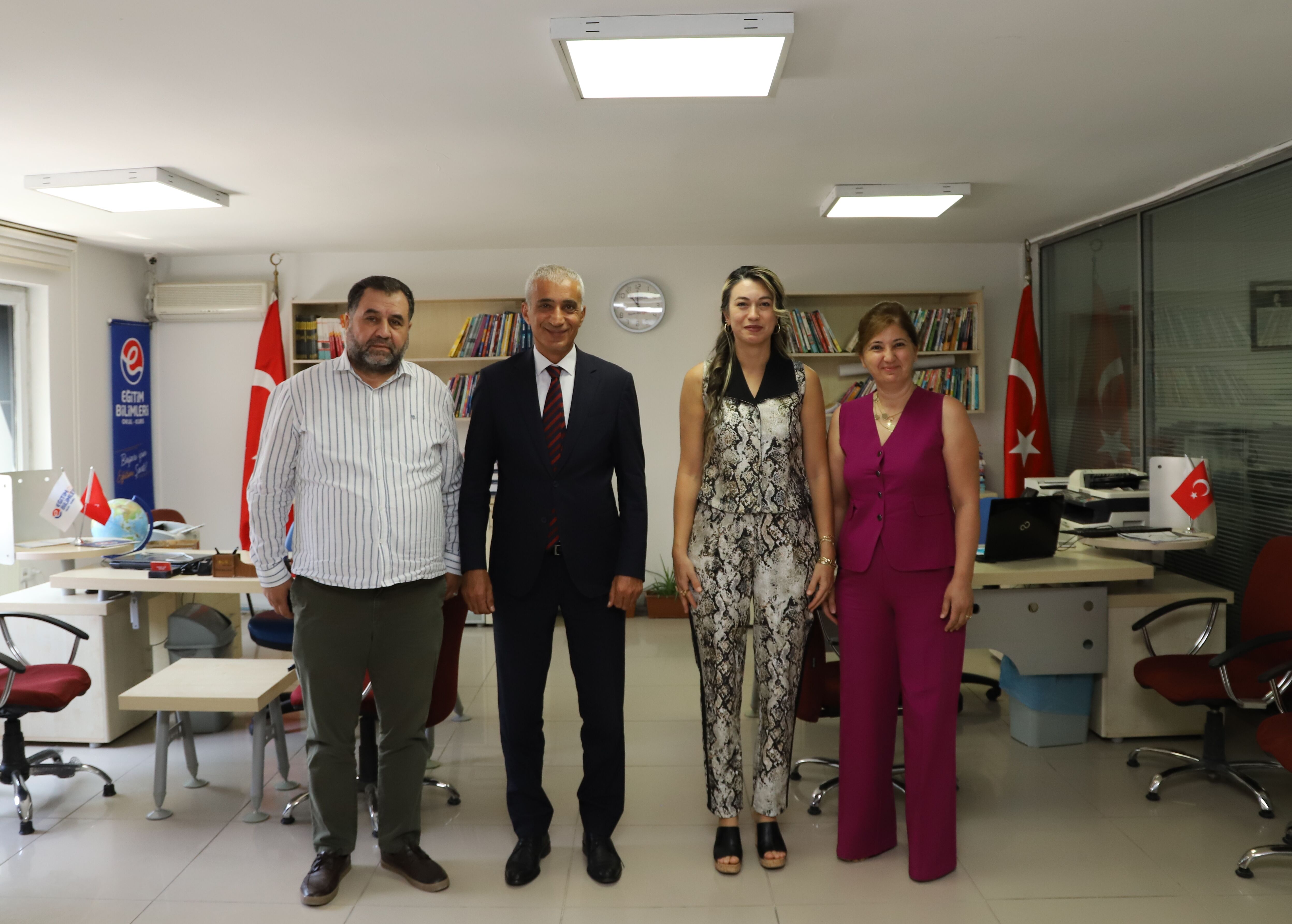 Gölbaşı Kaymakamı Erol Rüstemoğlu'dan depremzede öğretmene ziyaret