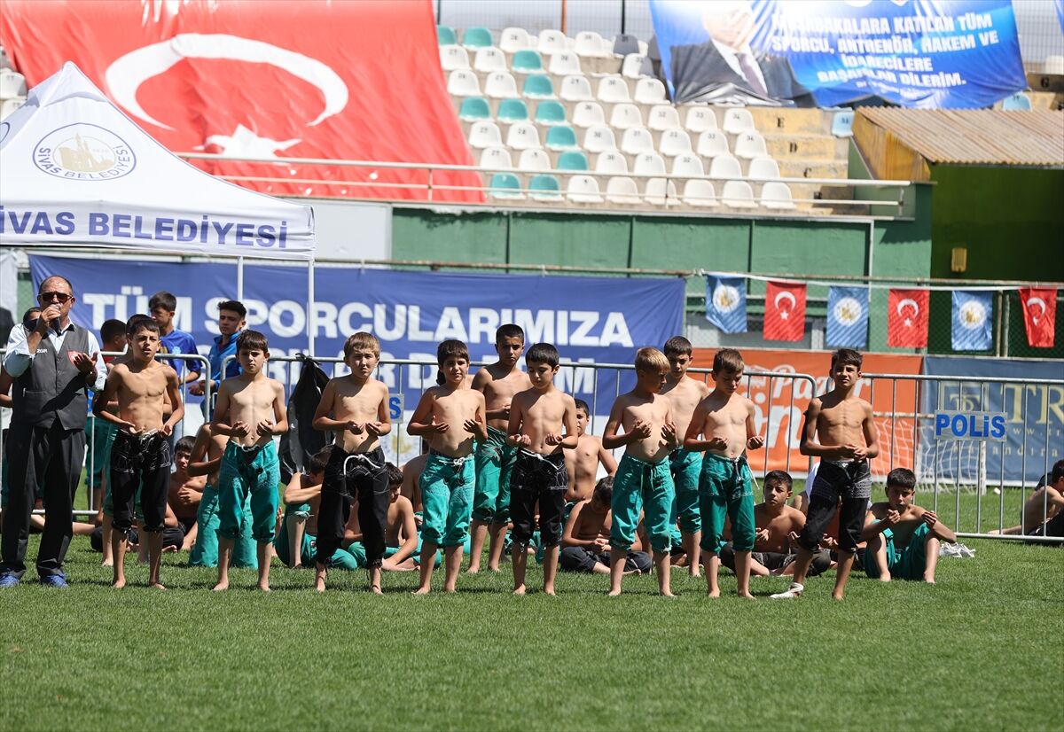 Sivas'ta 3. Uluslararası Muhsin Yazıcıoğlu Karakucak Güreş Festivali düzenlendi