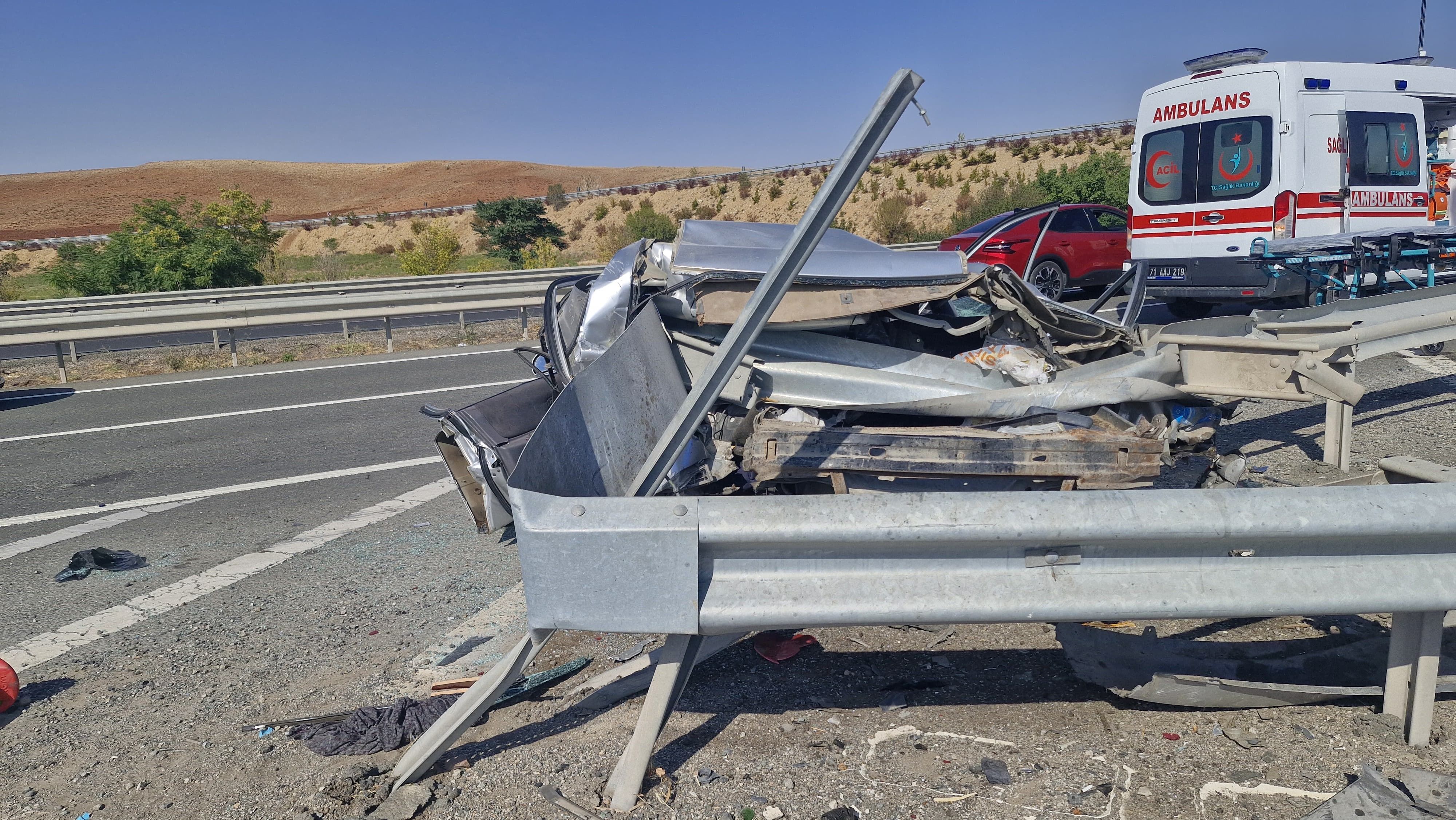 Kırıkkale'de bariyerlere çarpan otomobildeki 1 kişi öldü, 4 kişi yaralandı