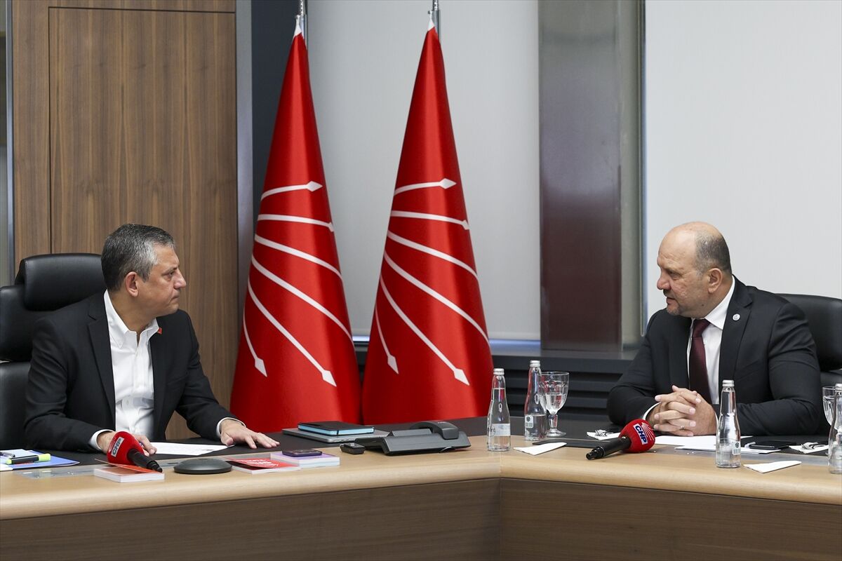 CHP Genel Başkanı Özel, Balkan Türkleri Göçmen ve Mülteci Dernekleri Federasyonu Başkanı ile görüştü