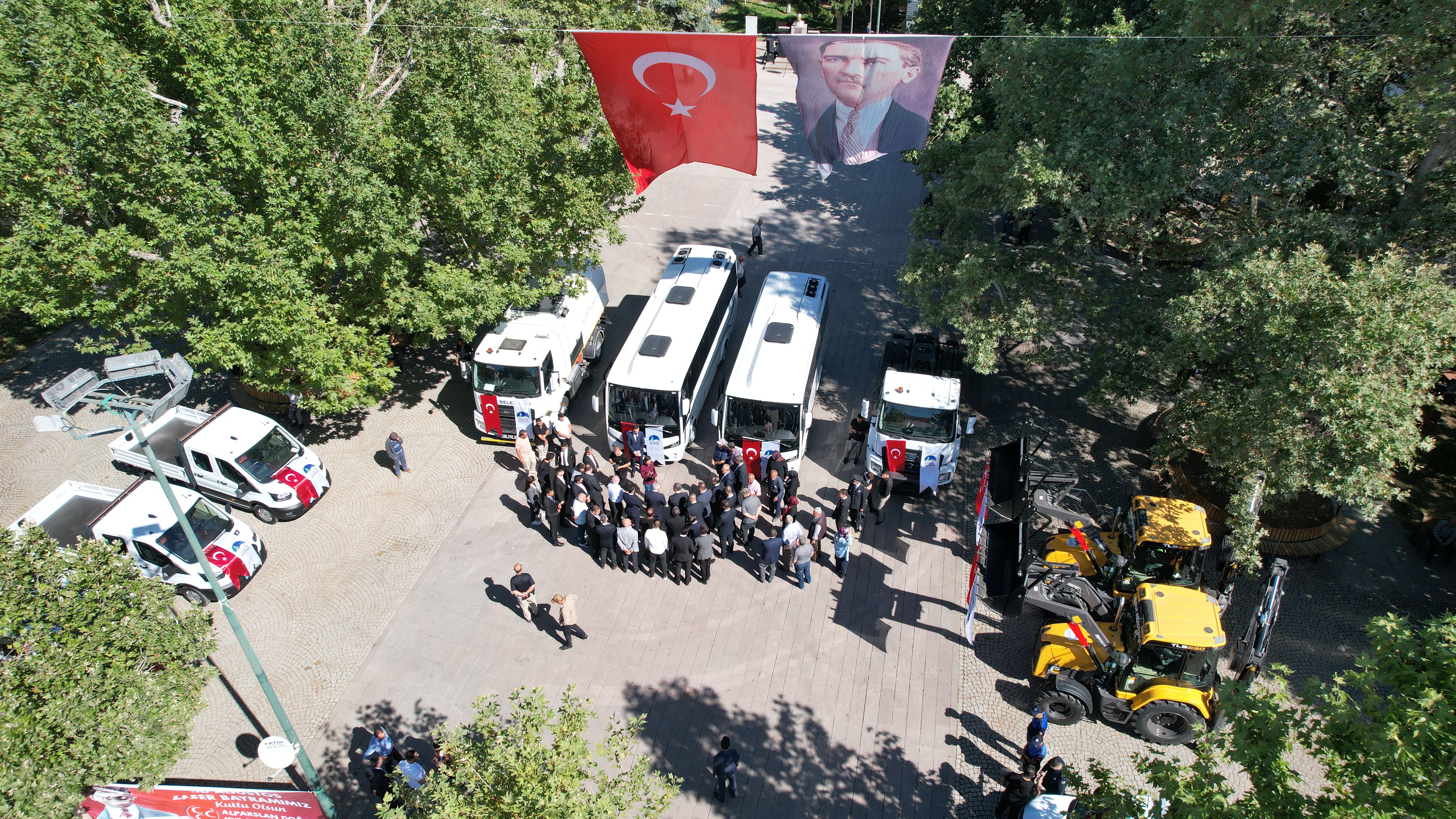 Çubuk'ta belediye filosuna 10 yeni araç eklendi