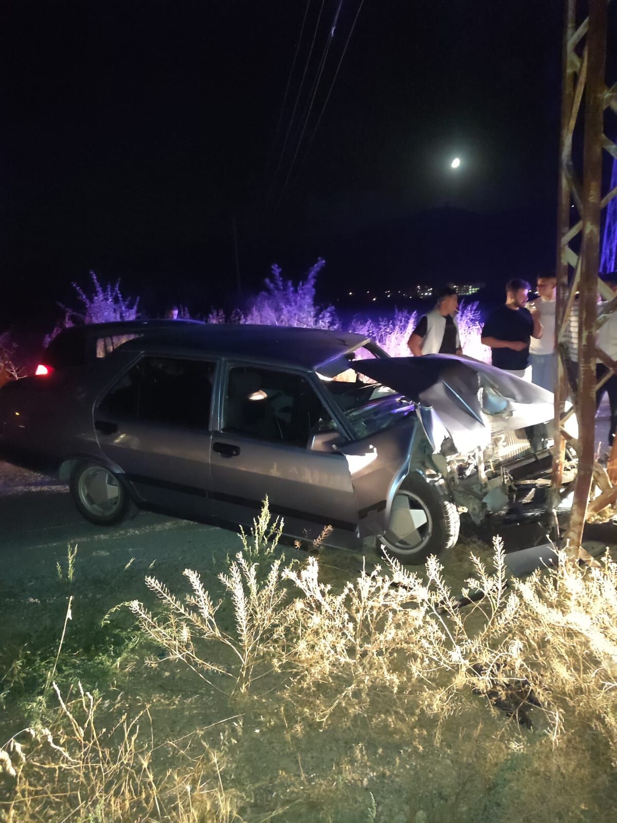 Konya'da otomobil elektrik direğine çarptı, 3 kişi yaralandı