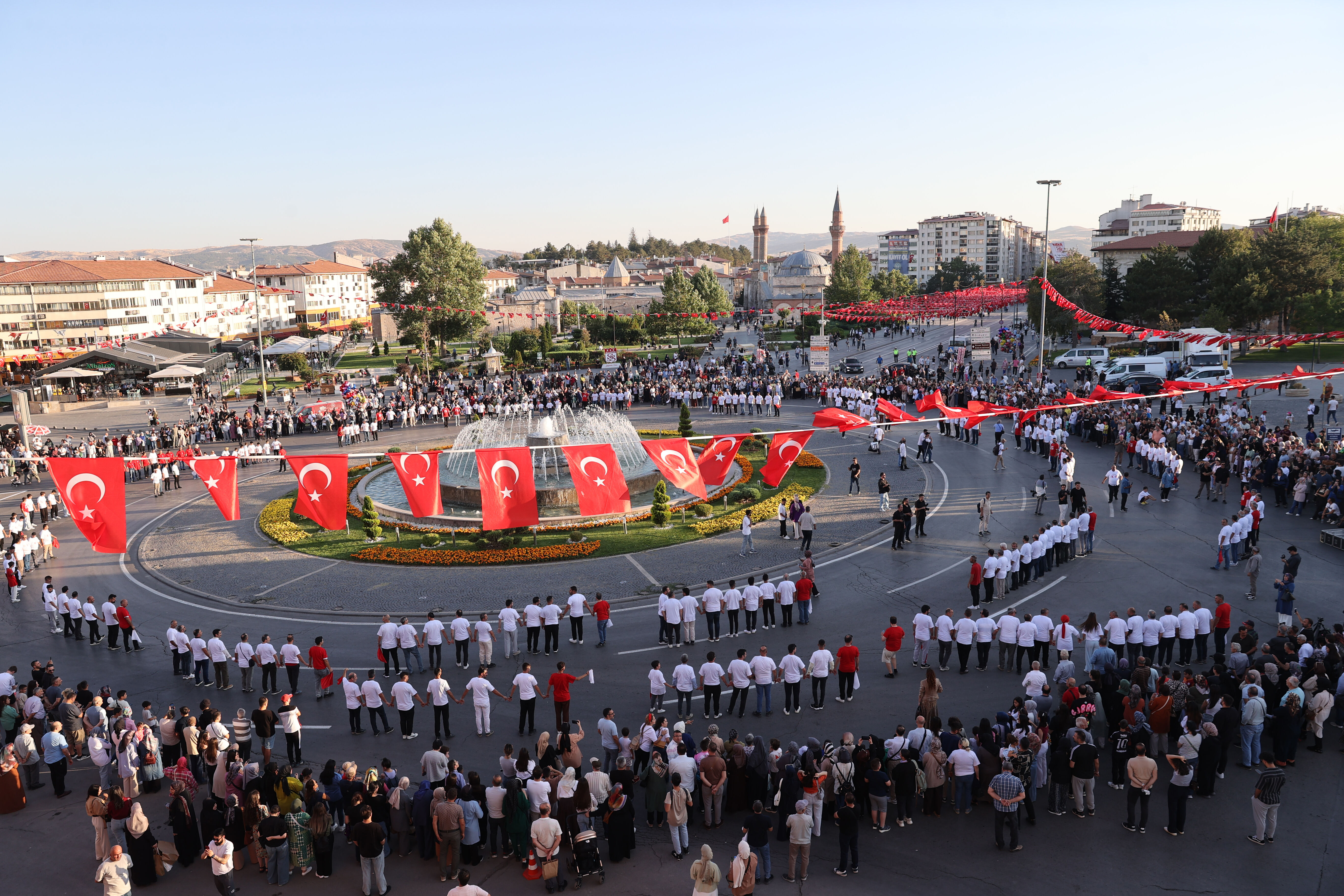 Sivas'ta 1058 kişi aynı anda halay çekti